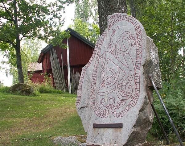 Happy international women’s day!
Today we want to celebrate our strongest “foremothers” from Norse times. We have a long and proud tradition of wise female leaders, who made way for a more contemporary society. We want to present five women from the viking-ages who were written about in sagas, and are still remembered and honored today. This we will do each day from today and the next four days to follow, so stay tuned!
Odindisa
The housewife was highly regarded in Norse times, and had an important role in HR, agriculture, child rearing and cooking. Hosting and thus building political alliance was also an important part of their work. We have runestones that tells tales of the importance the housewife had, and the stone honoring the housewife Óðindísa is one of them, telling the tale of the best sister and housewife there ever was.
#norse #internationalwomensday #norsemythology #norsepagan #norsewoman #norsewomen