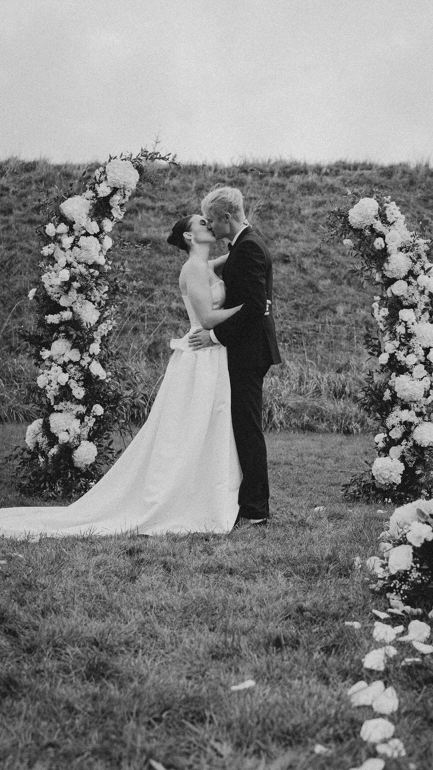 Es gibt so viele Möglichkeiten, wie wir euer Setting für eure freie Trauung gestalten können.
Weiße Säulen aus MDF, Säulen mit fließenden Gestecken oder zu 100% aus Blüten.
Eine hochwertige und moderne Floristik rahmt eure freie Trauung ein und bleibt euch auf euren Fotos für immer erhalten.
Und wenn ihr euch noch lost fühlt, was ihr euch wünscht, lasst uns doch einfach mal sprechen. Ich helfe euch gern dabei herauszufinden, was für euch die beste Option ist.
Aber jetzt würde mich mal interessieren - welche dieser 3 Optionen spricht euch am meisten an? 🤍
Titelbild: @eileencamin.fotografie
Workshops by @wriedenstudio
The Aftermovie
@alanasweddings
@thetimeless_two
@lisa_ly_make_up
Editorial x Wischhafen
@cjweddingedit
@jaroslawab_stylist
@modeatelierfuchs
Option 3 ist im wunderschönen @wir_am_nordenholzerhof entstanden 🤍
Hochzeitsfloristik
Dekoverleih
Freie Trauung
Hochzeitsdekoration
Wedding Design