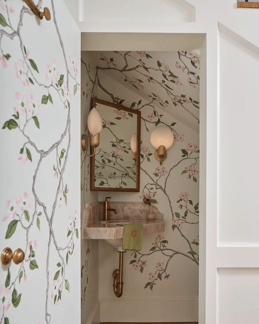 Feeling inspired by this sweet powder bath that's giving secret garden vibes 🌷🪴
.
.
Design by @dunbarroad
.
.
.
#bathroomdesign #interiordesign #powderbath #wallmural #secretgarden