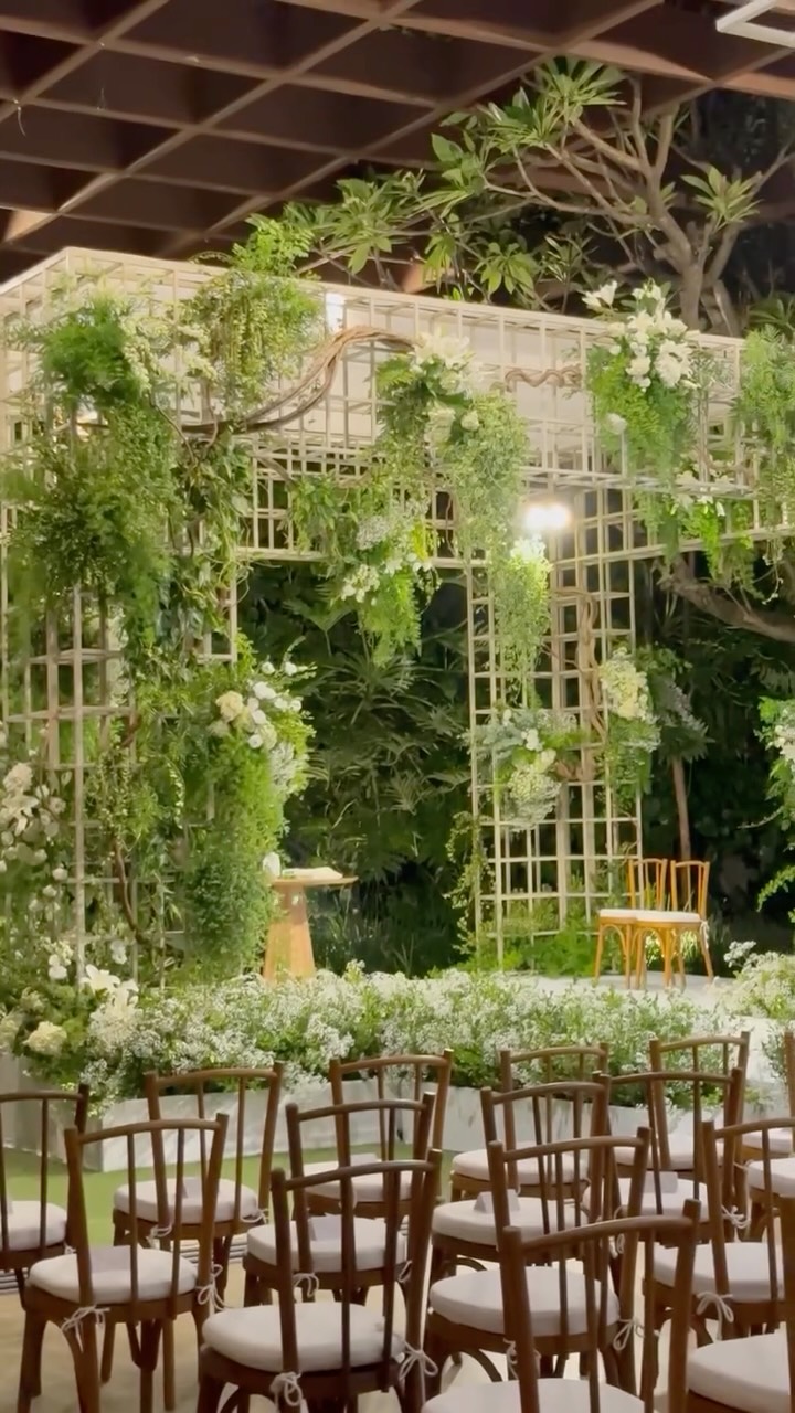 Um destaque para essa Cerimônia
Uma #chupa incrivelmente Garden,
Quando a @teresinhanigri_eventos pediu algo diferente ela disse que queria uns arranjos com cipós verdes e diferente e esse foi o resultado 🥰
Projeto @teresinhanigri_eventos
Espaço @casa.giardini