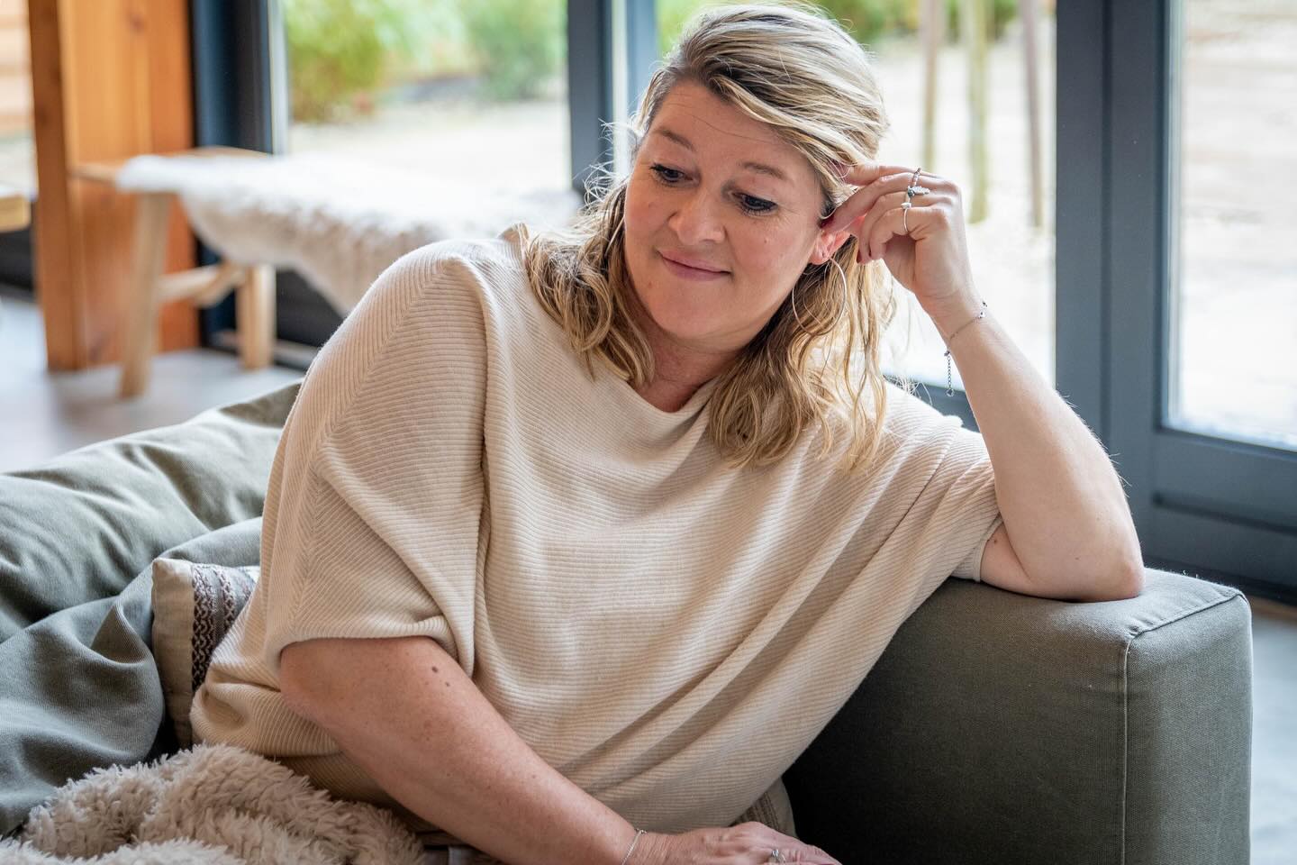 Ik heb een zwak voor vrouwen die aan de buitenkant sterk zijn, terwijl ze zich van binnen vaak klein en alleen voelen. Dat deel laat zich zelden zien.
Het zijn vrouwen met een open hart en een scherp verstand. Vrouwen die dragen, begrijpen, aanpassen. En die zich ondertussen laten behandelen op een manier die hen stukje bij beetje laat verdwijnen.
Ik herken deze vrouwen. Ik voel hoe spannend het voor hen is om zich werkelijk te laten zien. Wie ziet hen, voorbij wat ze laten zien?
Ze weten dat ze vastzitten in een patroon. Ze hebben er woorden voor. Maar bevrijding gebeurt daar niet. De pijn leeft in hun lichaam.
En precies daar begint mijn werk. Daar begint het herinneren.
#ikbentara
#herinnerwiejebent
#vrouwenzijn
#lichaamswijsheid
#innerlijkewerk