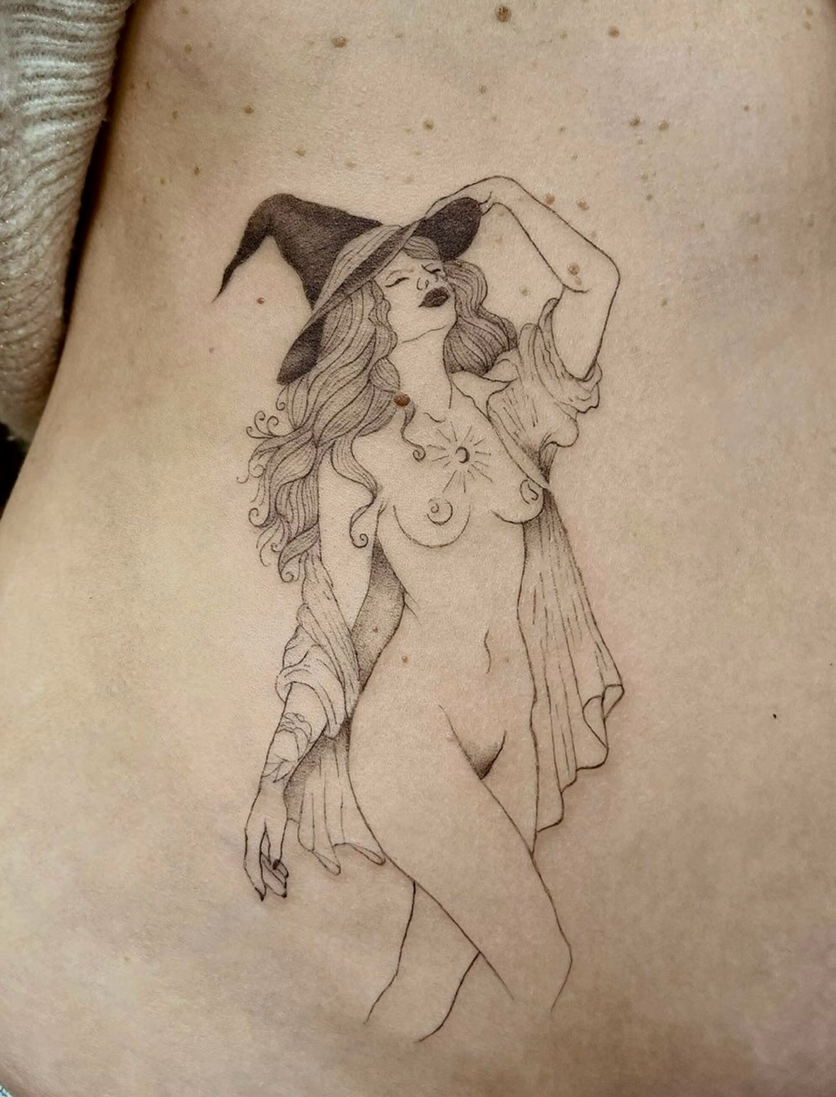 J’avais besoin de vous montrer ce tatouage !! Vraiment 🙌🏻 INDOMPTABLE encré dans la peau.
Ce dessin, vous le connaissez, il vient de ma mini collection éphémère Les Sorcières !! Et pour ma cliente B., il a vibré si fort, que dès les premières esquisses partagées en story, c’était une évidence pour elle qu’il lui fallait dans la peau ✨
On a retravaillé le dessin ensemble, jusqu’à ce qu’il devienne le sien, dans les détails, pour qu’il lui soit unique et à son image.
Et le voir tatoué… ça me retourne si fort le cœur 💜🙌🏻 Je l’adore !!
Tatoué par @fannycoutin sur Angers
Merci pour ton incroyable travail 🙏🏻
Si toi aussi mon univers artistique te traverse, je crée des illustrations uniques pour être tatouées, contacte-moi pour en échanger ✨
#tatouage #tattoo #sorcieresdinstagram #sorcieretattoo #sorciere