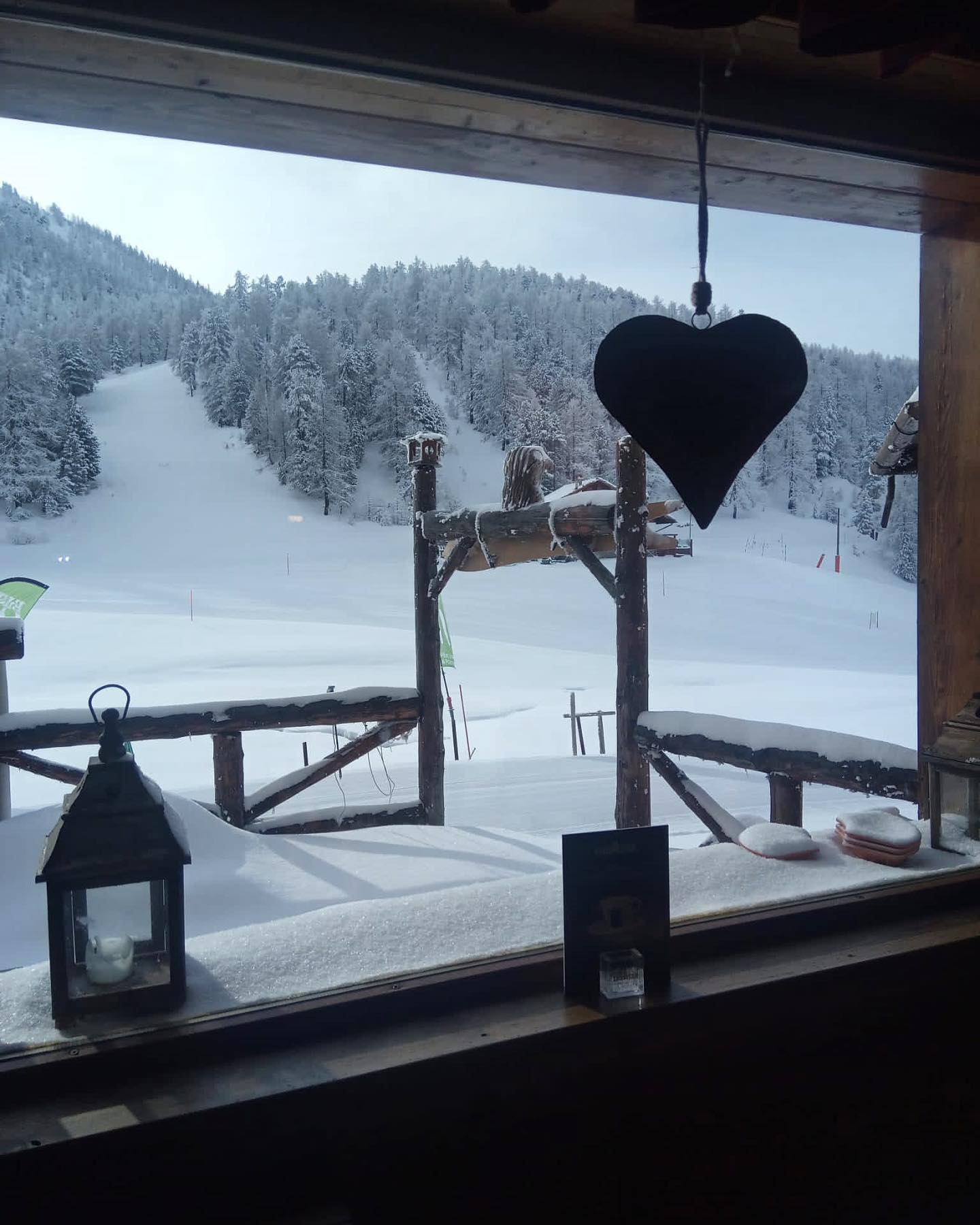 Grazie per la bellissima stagione trascorsa insieme, chiudiamo in bellezza con un’ultima nevicata primaverile e vi aspettiamo quest’ estate quando torneremo ad essere circondati dai nostri prati fioriti
#chaletmonsoleil #claviere #winter #inverno #mountain #skidoo #turismovialattea #olympicmountains #skiresort #italy #alps #italianfood #foodie #foodlover #wine #winelove #simplepleasures