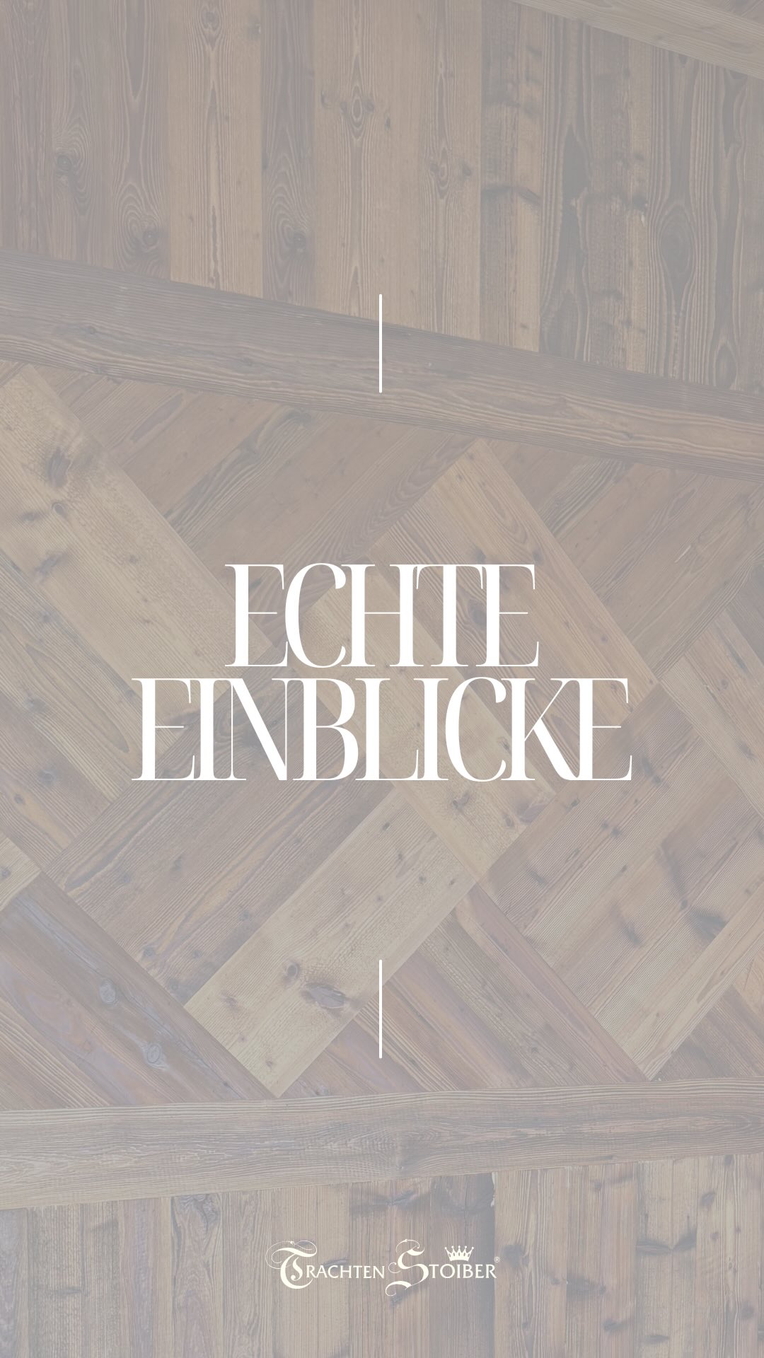 Bevor ein Bild entsteht, braucht es Zeit, Vertrauen und viele kleine Handgriffe. Zwischen Stoffen, Licht und echten Momenten zeigen wir, wie unsere Trachten mit Leidenschaft, Handwerk und Liebe zum Detail zum Leben erweckt werden.
BEHINDTHESCENES SHOOTINGTIME TRACHTEN