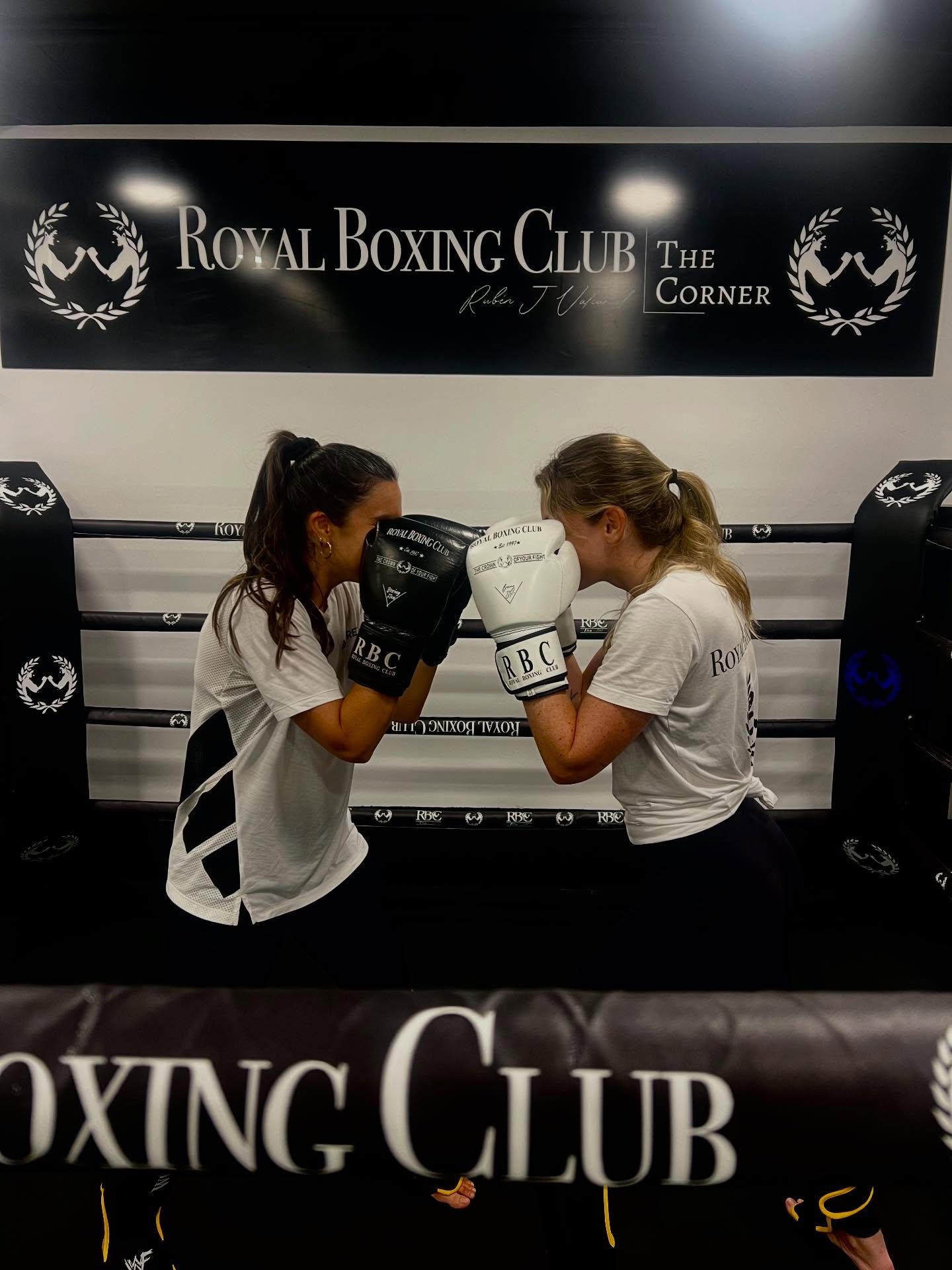 Dos hermanas.
Una primera clase.
Un mismo espíritu.
Hoy el ring de Royal Boxing Club ha recibido algo especial:
la energía, la complicidad y la fuerza de dos hermanas en su primera sesión.
Aquí no solo se aprende boxeo.
Se entrena carácter, respeto y confianza.
Se comparte esfuerzo.
Y se empieza a formar parte de una familia.
Bienvenidas a The Corner.
Donde cada golpe tiene propósito y cada paso deja huella.
#stylerbc and #flowrbc