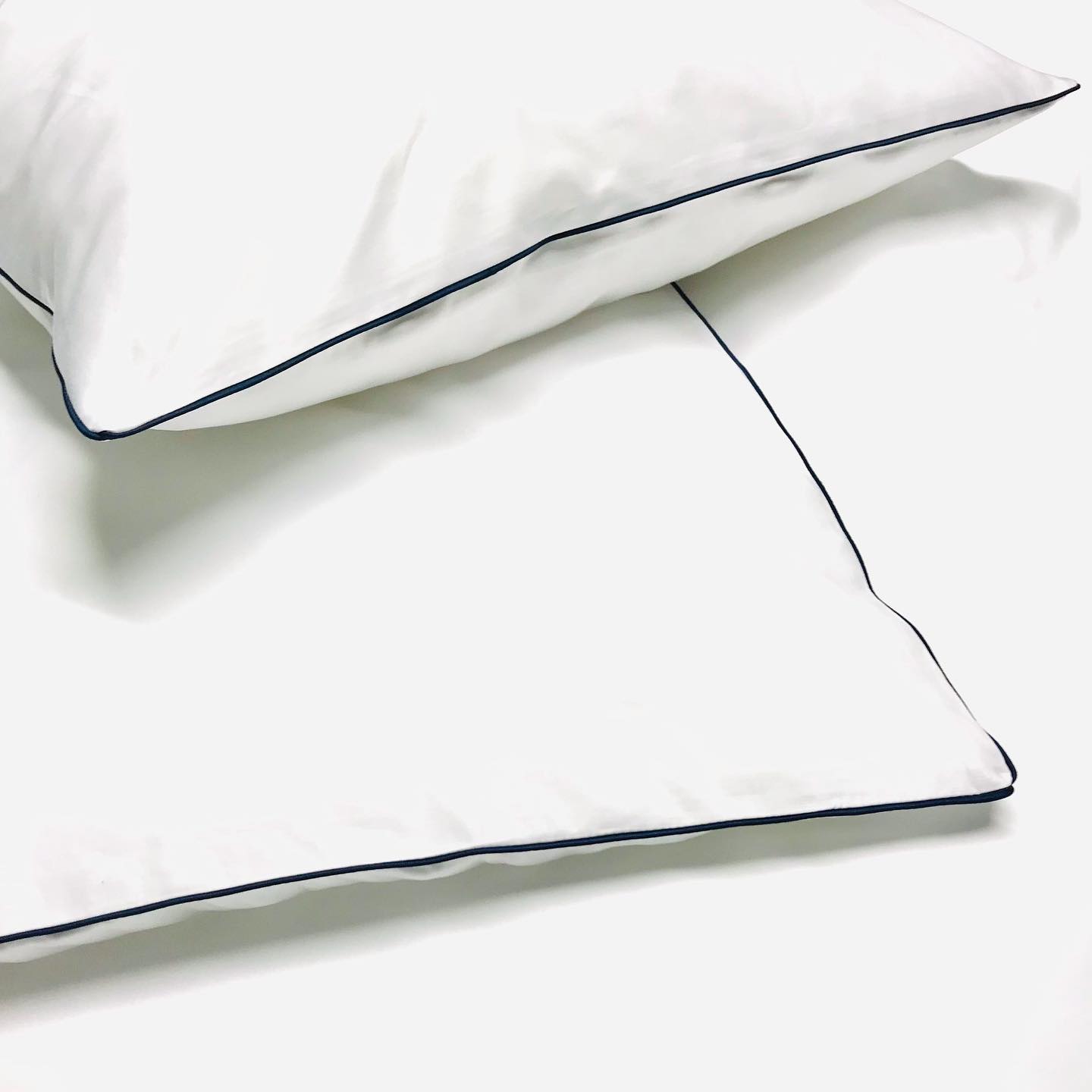 A découvrir sur notre site bientôt.
Douceur du satin de coton et chaleur d’une couette d’exception.
#guillaume.d.aix#sleep#french#bed#bedroom#couette#chambre#nuit#luxe#qualite#savoirfaire#pillow#luxe #savoirfairefrancais#madeinfrance#goodnight#bedtime#lingedelit#literie#decorationdinterieur #hautecouture #artisanatfrancais #purewhite