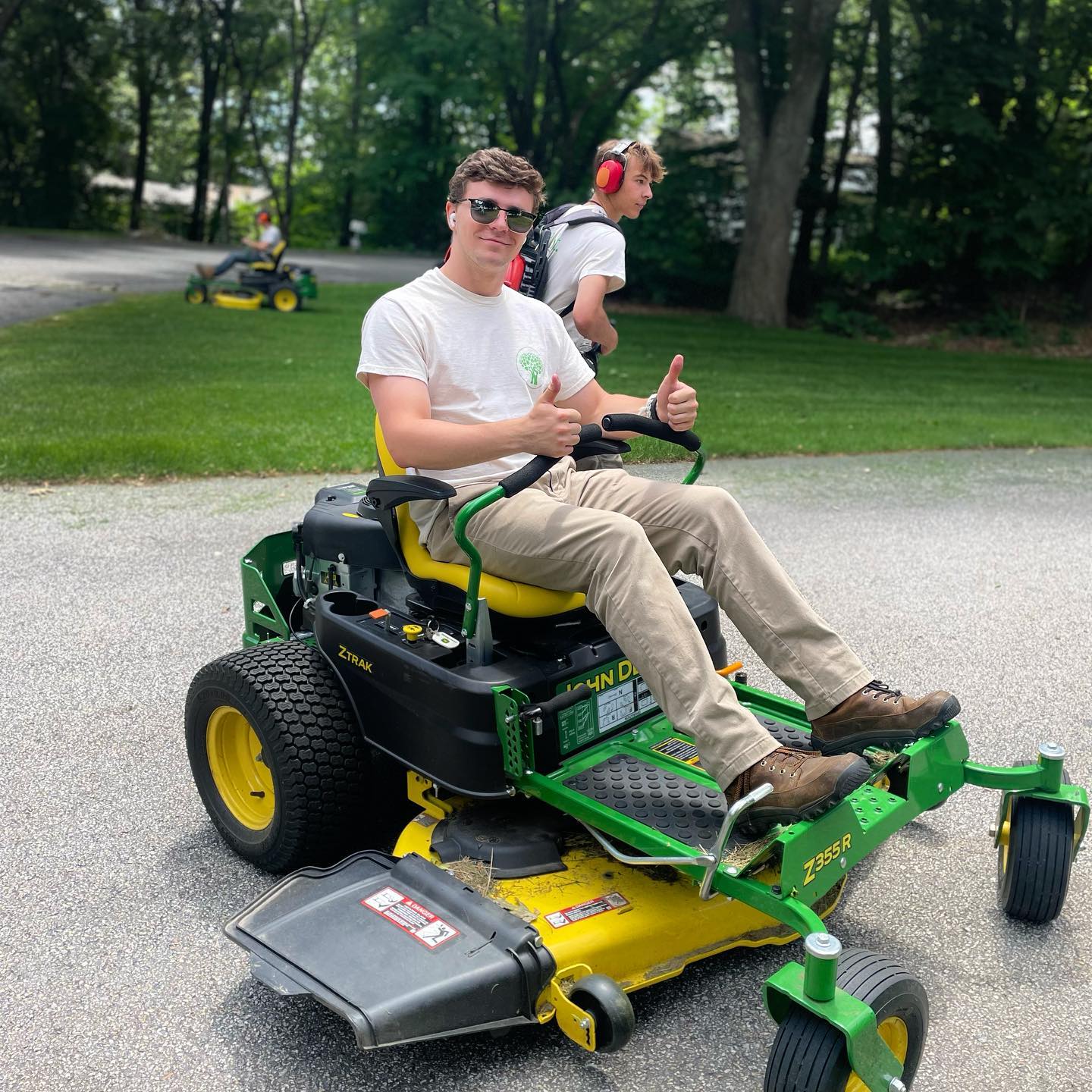 Double thumbs up for the mowing season and our great team! 🚜👍
#lawnmowing #mowing #johndeere #zeroturn #mowingseason #greenlawn #lawncare
