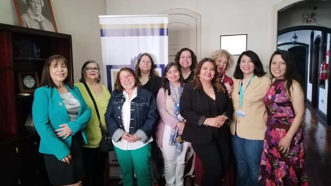 ACHIEEN participa en el seminario sobre la historia de la formación profesional en enfermería
Hoy, la Asociación Chilena de Educación en Enfermería (ACHIEEN) tuvo el honor de ser invitada por la Asociación Chilena de Historia de la Enfermería para participar en el seminario titulado "Importancia de la Historia de la Enfermería en la formación del profesional de enfermería en Chile" .
Durante el encuentro, reflexionamos sobre el valor incalculable de la historia de nuestra disciplina como pilar fundamental en la formación de los futuros profesionales de enfermería. Comprender las raíces y los hitos que han forjado nuestra profesión no solo fortalece nuestra identidad como colectivo, sino que también enriquece el ejercicio ético y humanizado de la enfermería.
En el seminario se destacó cómo el conocimiento de la historia permite a los estudiantes desarrollar un sentido de pertenencia y compromiso con los valores que han guiado nuestra labor a lo largo de los años. Además, se subrayó que esta formación histórica fomenta una perspectiva crítica y reflexiva, ayudando a los profesionales a enfrentar los desafíos contemporáneos desde una base sólida de principios y aprendizajes del pasado.
ACHIEEN reafirma su compromiso de promover y fortalecer la enseñanza de la historia de la enfermería como parte integral de los programas educativos, convencidos de que conocer nuestro pasado no solo honra a quienes nos antecedieron, sino que también inspira a las generaciones futuras a seguir construyendo una profesión que se distingue por su excelencia y humanidad.