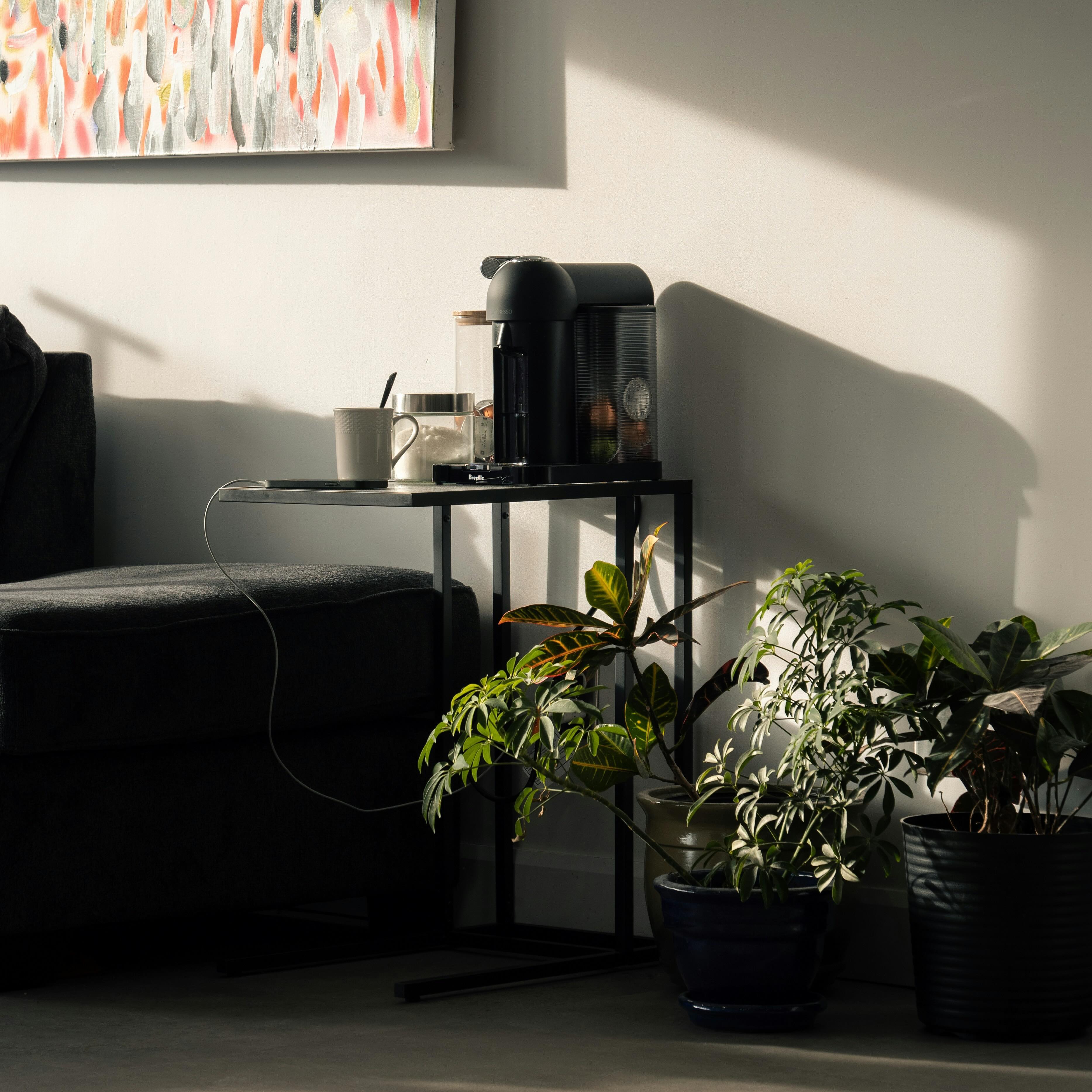 Bağırsak mikrobiyal dengemizi yeniden sağlamak ve mikrobiyom-bağırsak-beyin eksenini düzenlemek ruh halimizi yükseltebilir ve hatta depresyonu tedavi edebilir:
- Psikobiyotikler, depresyon için bir tedavi olarak önerilen probiyotik bakterilerdir.
- Bağırsak bariyerini iyileştirerek, bağışıklık tepkisini optimize ederek, kortizol ekspresyonunu azaltarak ve HPA eksenini düzenleyerek ruh sağlığını artırabilirler.
- Bağırsak mikrobiyomu, GABA, serotonin, 5-HT, kısa zincirli yağ asitleri, asetilkolin ve dopamin dahil olmak üzere ruh sağlığı ile doğrudan bağlantılı metabolitlerin önemli bir kaynağıdır.
- Kanıtlar, stresi azaltma, hafızayı güçlendirme, depresyon semptomlarını azaltma, duygudurum bozukluklarını azaltma, nöroinflamasyonu azaltma ve anksiyeteyi hafifletme dahil olmak üzere farklı bakteri türleriyle takviyenin bir dizi faydası olduğunu göstermektedir.
- Bağırsak mikrobiyomumuzu optimize etmek, sağlığımızı iyileştirmek için iyi bir yoldur!
PMID: 38613087