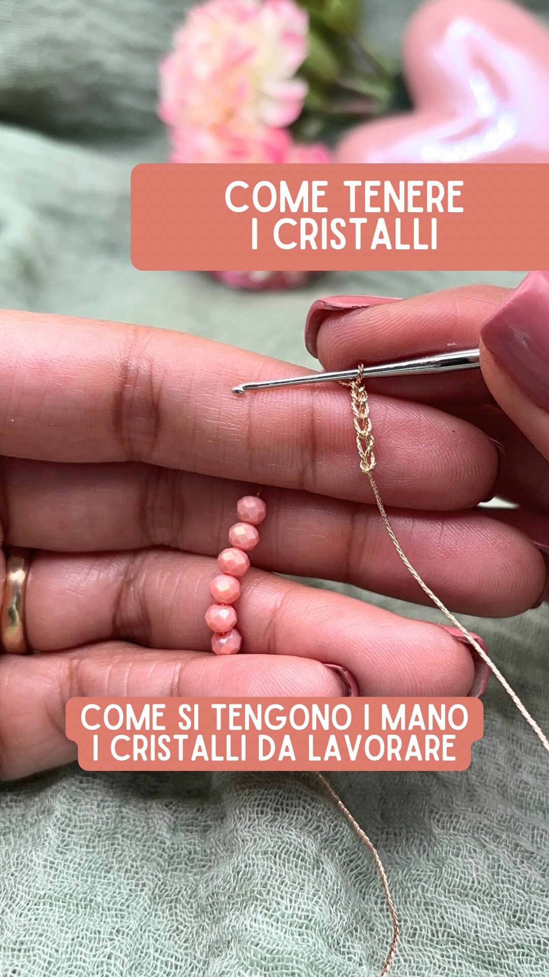 Come tengo in mano i cristalli
Vi faccio vedere come tengo in mano i cristalli mentre lavoro ad uncinetto.
Ne tengo un po sulla mano sinistra in modo da averne alcuni più vicini mentre lavoro.
Terminati i cristalli che ho sulla mano ne faccio scendere poi altri verso il lavoro che sto realizzando.
Nel video sto utilizzando il filato Sorrento e cristalli da 4 mm. Uncinetto 1.25
#crochet #uncinetto #crochetbijoux #tonbonbijoux #filieforme