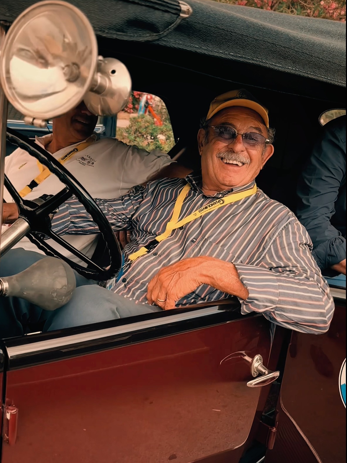 Il motore più potente: il sorriso
Se c’è un suono che riesce a superare persino il ruggito dei dodici cilindri, è quello delle risate che riecheggiano lungo le strade percorse e le piazze occupate dai nostri equipaggi: la vera essenza della nostra manifestazione non sta solo nei cavalli, ma nella felicità condivisa che invade Trapani in questi giorni.
Guardate i volti dei partecipanti: c’è l’emozione pura di chi stringe il volante di una leggenda sentendosi parte di una storia millenaria.
La #TrapaniMonteErice è un’esplosione di gioia che colora il territorio. È il saluto di una mano fuori dal finestrino, è l’abbraccio tra due piloti che si ritrovano ogni anno, è l’orgoglio dei siciliani che vedono la propria terra celebrata in tutta la sua bellezza.
Perché, in fin dei conti, il restauro più difficile e prezioso che possiamo compiere è quello di una risata. E qui, tra il mare di Trapani e le mura di Erice, quel sorriso non smette mai di splendere.
#VisitSicily