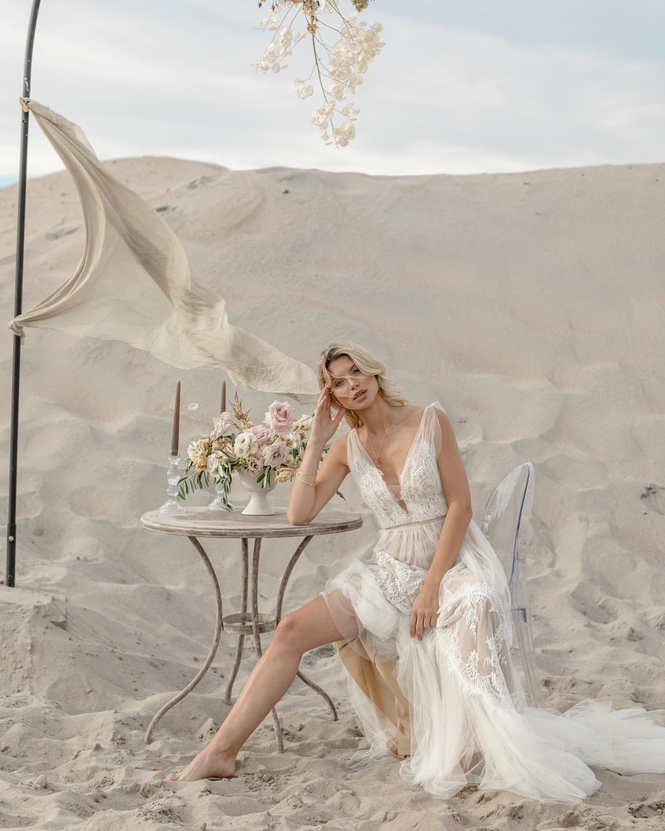 „So zart und leicht wie ein milder Wind an warmen Tagen“
Genau DAS sagt dieses Bild für mich
Es war ein wundervoller Tag mit ALL den sagenhaften Dienstleister und Freunden
@andreasandhanno
@nosioko
@derbauerbaecker
@koehler_blumen
@mybridalboutique
@_annasteiner_
@drumherum.eventgestaltung
@sophia_geiss
&
@embrace_your_love
#florist #styleshoot #blumen #teamwork #lovemyjob #embraceyourlove