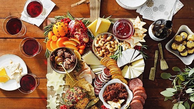 RSVP ASAP for my Holiday Happy Hour on 12/7 from 5-9! Link in bio for more information.