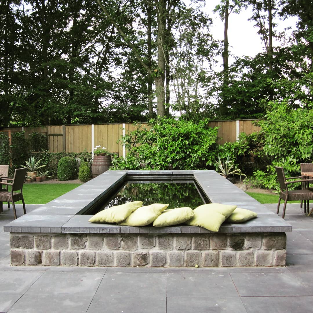 Een terras en tuin in strakke lijnen