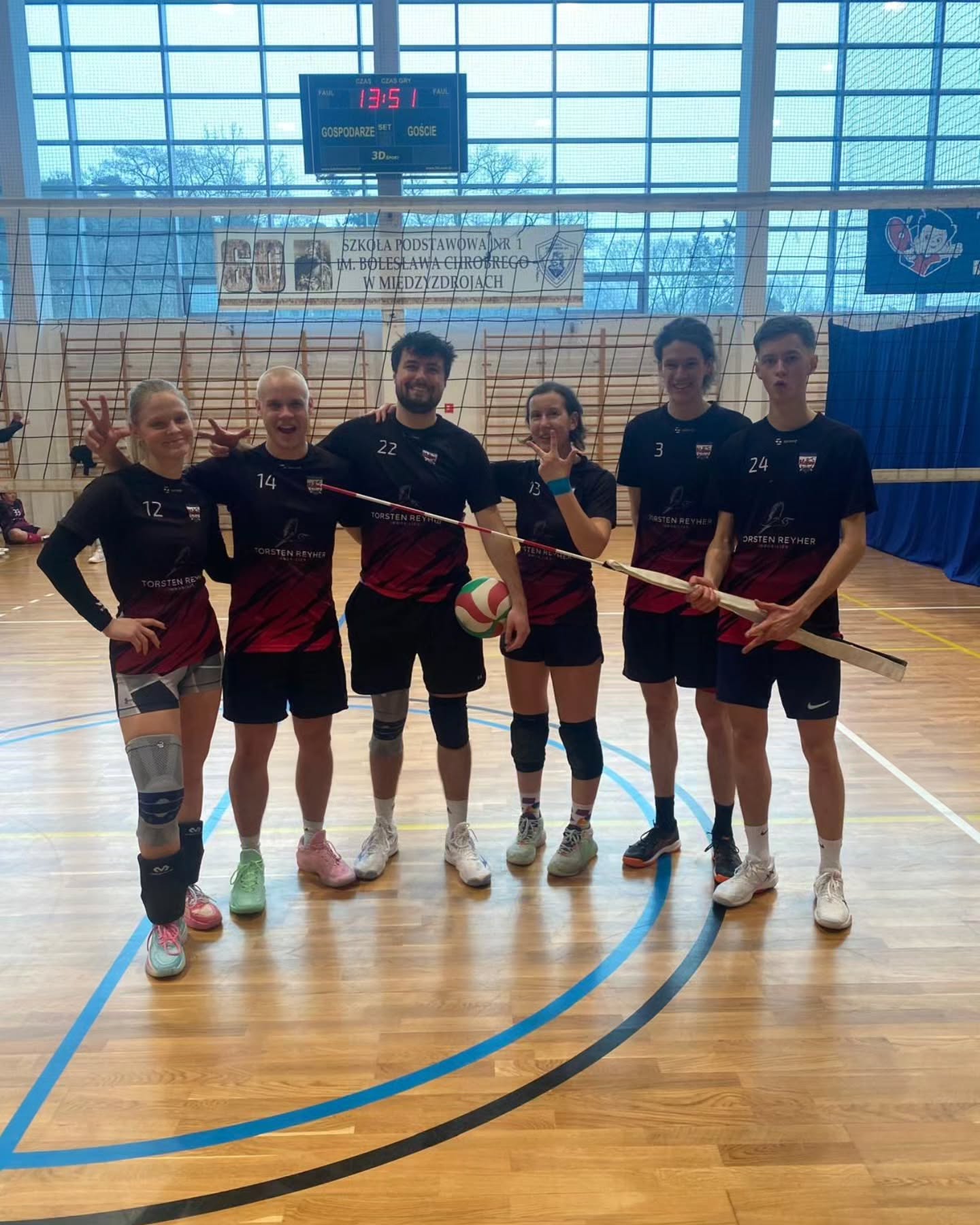 +++ Siegreiches Kellerduell +++
Auch wenn es gegen den Tabellenführer Open Sea nichts zu holen gab, konnte unsere zweite das entscheidende Spiel gegen den HSV Neubrandenburg klar für sich entscheiden und den Abstiegsplatz verlassen
#bschanse #LLMixed #Mixedvolleyball #volleyballingreifswald #volleyballgreifswald