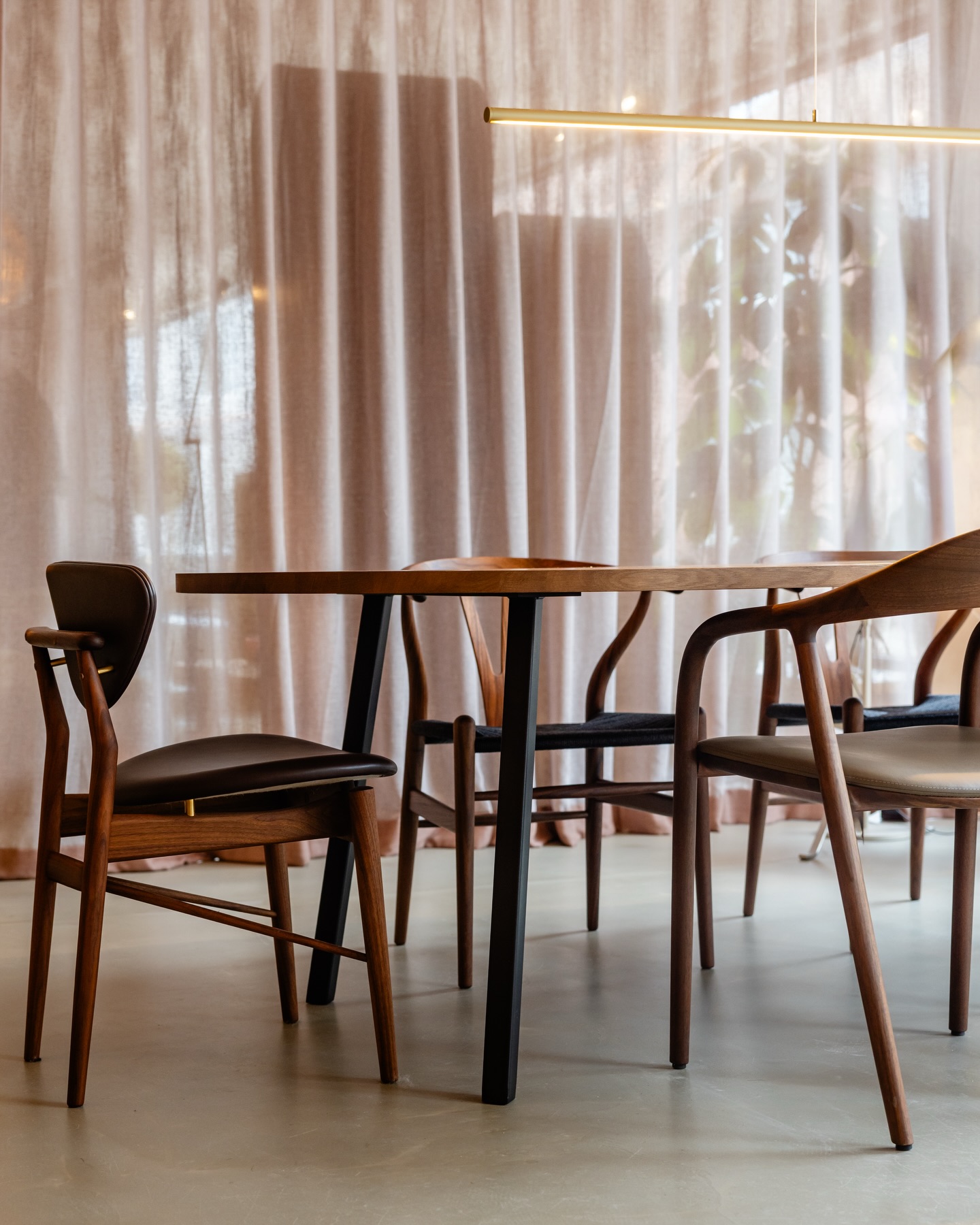 De New Classic eettafel van Studio Henk heeft een subtiel stalen frame met een houten blad. De eetstoelen aan deze tafel zijn van Finn Juhl, Carl Hansen, Artisan en &tradition. Het is een prachtig geheel zo samen!
Vandaag zijn we er van 9 tot 17, tot straks!
#studiohenk #carlhansen #finnjuhl #artisan #andtradition