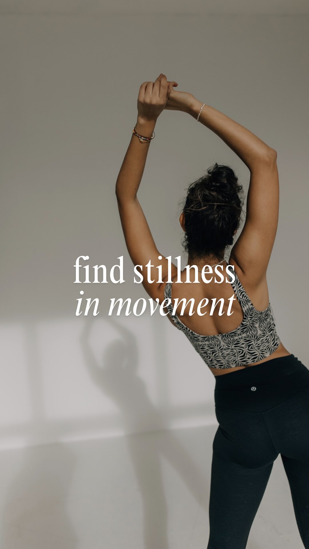 Manchen Menschen fällt es schwer, zur Ruhe zu kommen – nicht, weil sie „nicht entspannen können“,
sondern weil ihr Nervensystem Stille nicht als sicher einordnet.
& das hat einen biologischen Grund: unser Nervensystem sucht nicht Ruhe, sondern Vorhersagbarkeit & Kontrolle.
Wenn wir still sitzen, ohne äußere Reize,
bleibt das Gehirn bei vielen Menschen im Überwachungsmodus.
Gedanken werden lauter, der Körper bleibt angespannt & kann nicht loslassen.
Bewegung, Musik & Rhythmus geben dem Nervensystem dagegen klare, strukturierte Signale.
Sie aktivieren Sinnesrezeptoren in Muskeln, Gelenken und im Gleichgewichtssystem, die dem Gehirn melden:
Ich bin im Körper. Ich bin orientiert. Ich bin hier.
Gleichzeitig werden Hirnareale angesprochen,
die Stress abbauen & emotionale Regulation unterstützen unter anderem über den Vagusnerv und das autonome Nervensystem.
Deshalb fühlen sich Flow, Tanz oder ein gleichmäßiger Beat für viele Menschen beruhigender an als Stille.
Nicht trotz Bewegung – sondern wegen ihr.
Wenn du also nicht „abschalten“ kannst,
ist dein Nervensystem nicht falsch.
Es braucht einfach einen anderen Weg in Sicherheit. ✨
#nervensystem #stress #ruhe #innereunruhe #mentalhealth