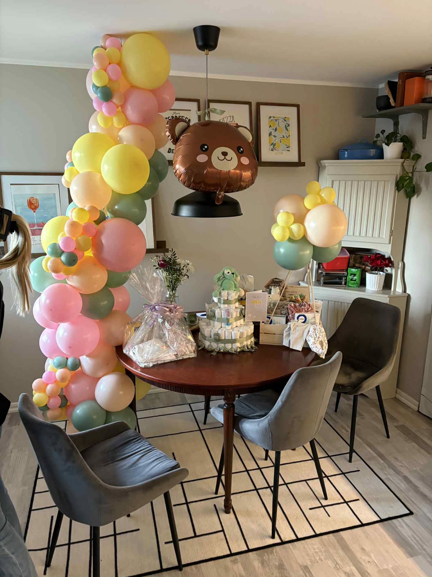 Babyshower har blivit ett populärt sätt att fira den blivande mamman. 🩷
Det är så fint att se hur det pysslas, planeras och förbereds för att stötta och peppa inför den lilla som snart ska komma.✨️
I början av januari fick vi äran att skapa ballongdekoration till just en babyshower, där önskemålet var soliga färger och en färgskala som gav riktig sommarfeeling☀️
Extra kul är det att få kundbilder efter eventet. Som dekoratör är man ofta på plats före gästerna för montering och tillbaka efter att gästerna har gått för nedmontering, så det är väldigt fint att få se dekoren lite mer " in action." 🩷
