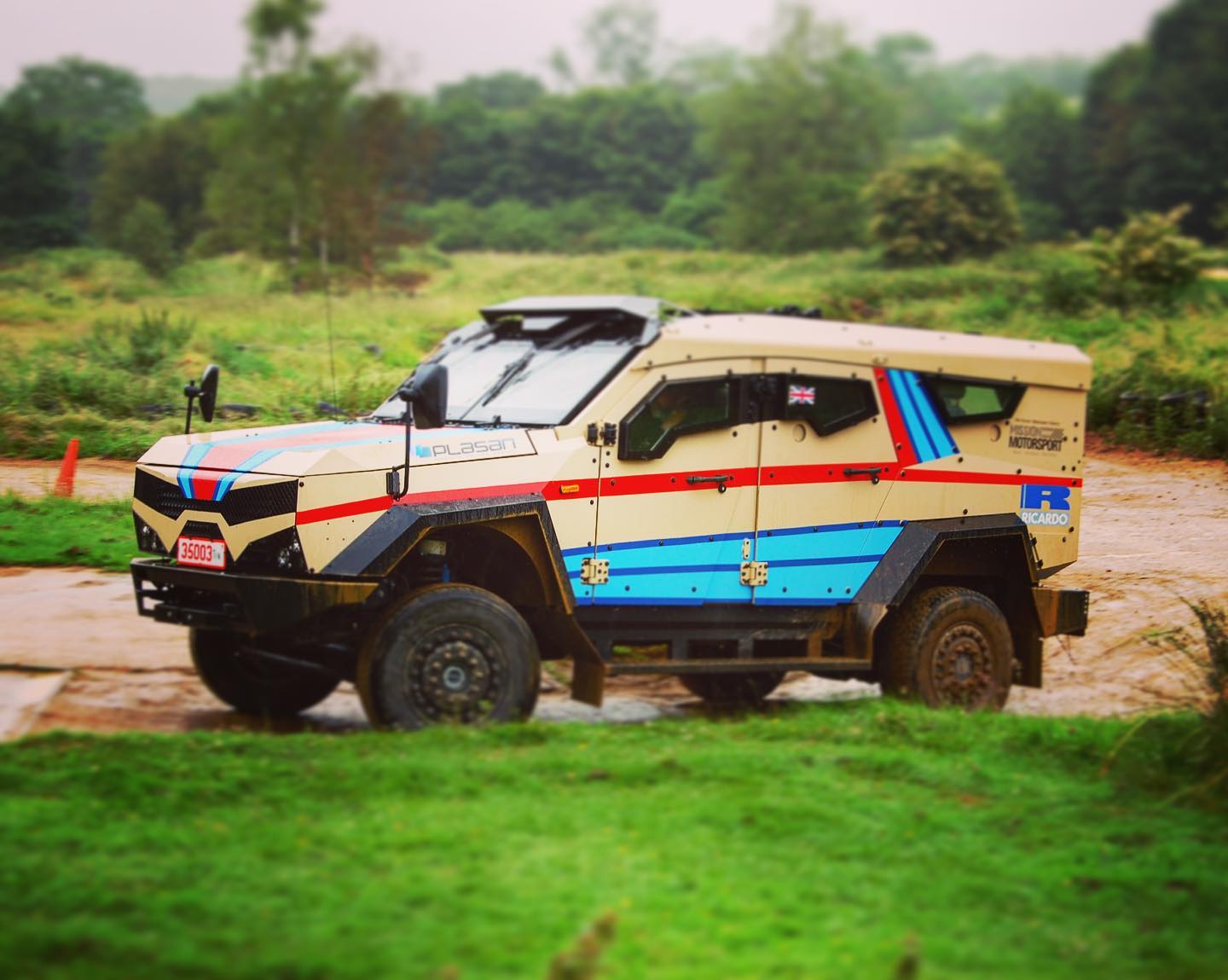 “Let’s make a SandCategrale!”. That’s how the conversation between myself and @tankslider of @missionmotorspt started. It culminated in a fantastic day at @silverstonerall with a Martini-striped @plasansasa SandCat being thrown around like a Delta Integrale. As James Cameron said, “I’ve had worse days at work”.
.
#plasan #sandcat #plasansandcat #lancia #lanciadelta #integrale #deltaintegrale #rally #rallycar #silverstone #armoredvehicle #military #militarylife #fordtrucks #fordf550 #superduty #fordsuperduty #racingcar #rallyraid #missionmotorsport #armoredcar #army #4x4 #4x4offroad #offroad #drifting #dirtroad #mud #martiniracing