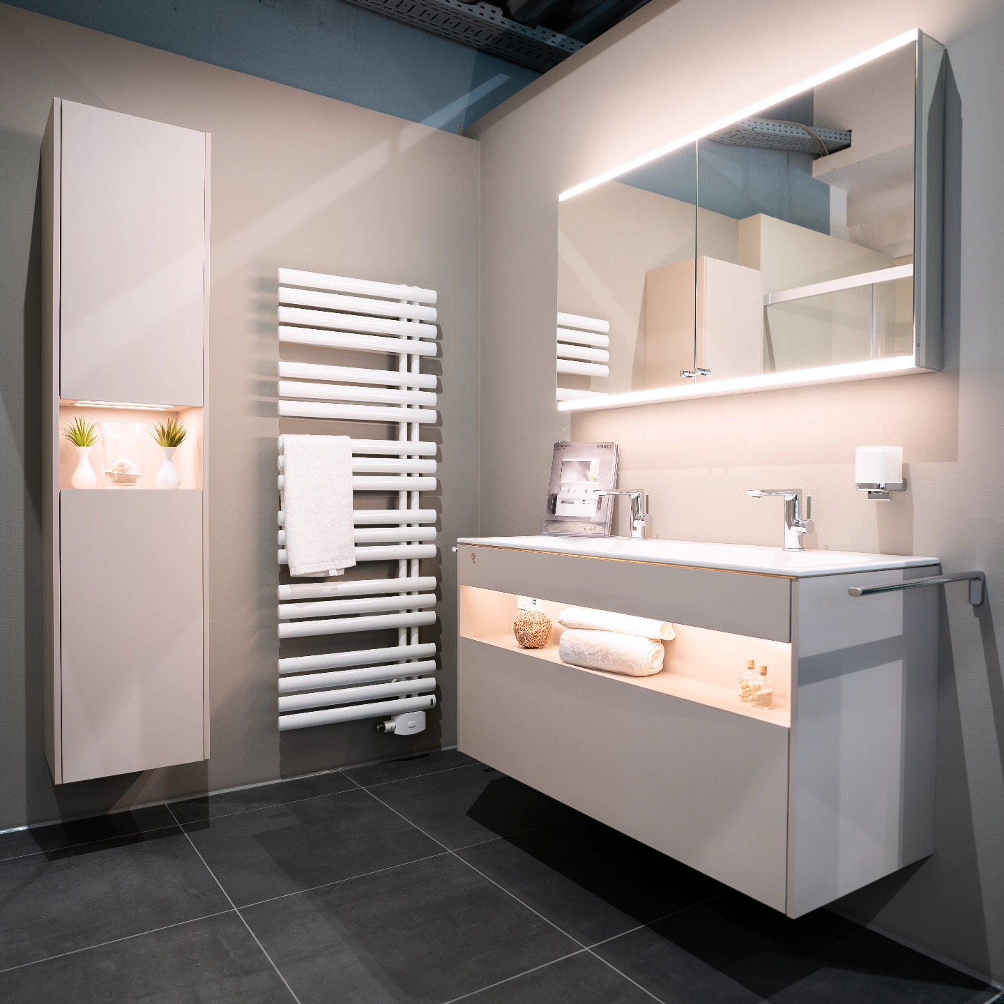 Mit der Designedition ACTIS aus dem Hause KEUCO bringen wir eine vertraute Wohnlichkeit in jedes neu gestaltete Badezimmer.
Macht Euch selbst ein Bild von dieser wirklich tollen Waschtischanwendung und besucht unsere Ausstellung in Karlsfeld.
#gittfried #gittfriedkarlsfeld #karlsfeld #baddesign #actis #editionactis #keuco #badezimmer #design #produktdesign #badausstellung #ausstellung