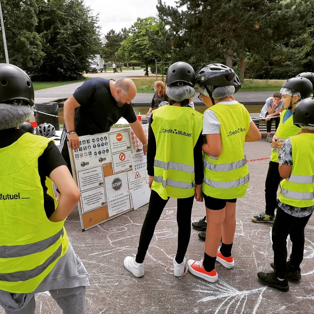Le 15 juillet, nous étions présents à @ivrymaville94 au parc des Cormailles pour la journée "V'la l'été à Ivry".
Animation sur la prévention routière en trottinette électrique. Les jeunes riders avaient de bonnes bases...Un grand bravo à eux...
"La prévention par l'animation"
#securiteroutiere #ecole #college #kids #securaction #trottinetteélectrique #permisdeconduire #safety #association #signalisation #codedelaroute #animation #prevention #sensibilisation #jeunesse #projet #vigilance #citoyen #conduite #theorie #apprendre #pratique #test #idf #ivry #94 #paris #iledefrance #mobilité #trottinette