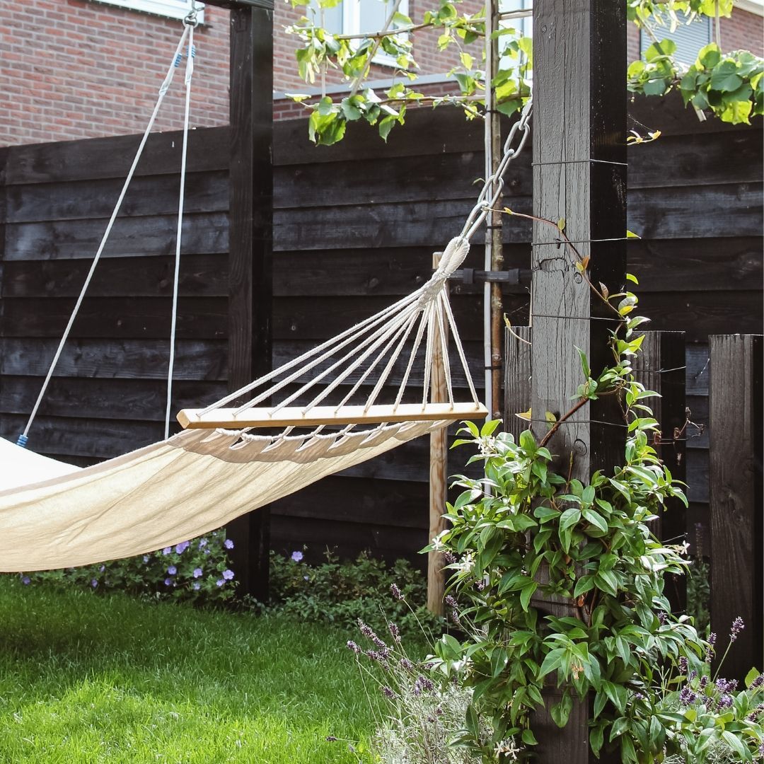 ‘Hoe kan ik voorkomen dat ik nooit tot rust kom in mijn omgeving’
Denk je dat wel eens? Geen stress, je bent echt niet de enige. Dat denken we allemaal wel eens.
Zelf voel ik het ook met enige regelmaat en hoe ik daarvan af kom? Ik heb deze tips voor je:
1. Opgeruimde omgeving is een opgeruimd hoofd -> Is er genoeg opbergruimte?
2. Plannen die blijven liggen? Kom in actie -> Pak die kwast en ga verven!
3. Vraag hulp -> als je niet weet waar te beginnen.
Als je echt dit gevoel van onrust wilt voorkomen en wil je in actie komen, stuur me een DM en ik help je ermee.