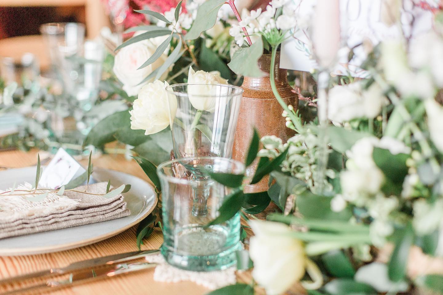 It feels like Spring finally got the memo, buds are open, leaves are green and the sun is out 🌿
Our recycled glassware all snug in some beautiful greenery created by the lovely @millydaveyflowers
Happy Friday everyone 🌿💛