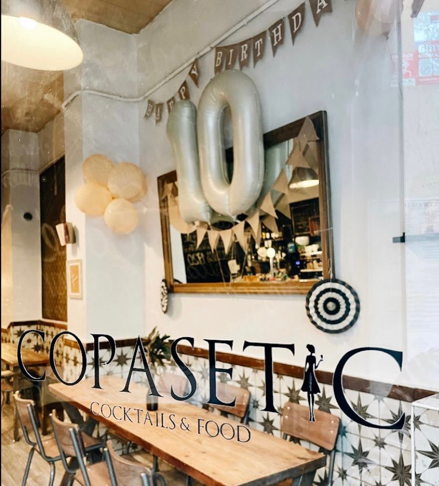 10 aĂąos, medio millĂłn de clientes, miles y miles de creps, infinitas limonadas, personal que va y vuelve, clientes del barrio y de cada rincĂłn del mundo.
EstrĂŠs, ilusiĂłn, esfuerzo, amistades, presiĂłn, evoluciĂłn!
Agradecidos por tod@s los que cada dĂa cruzĂĄis las puertas del Copasetic, orgullosos por haber llegado hasta aquĂ!
Gracias de corazĂłn âĽď¸
#eramosjovenesyahorasomosmiddleaged