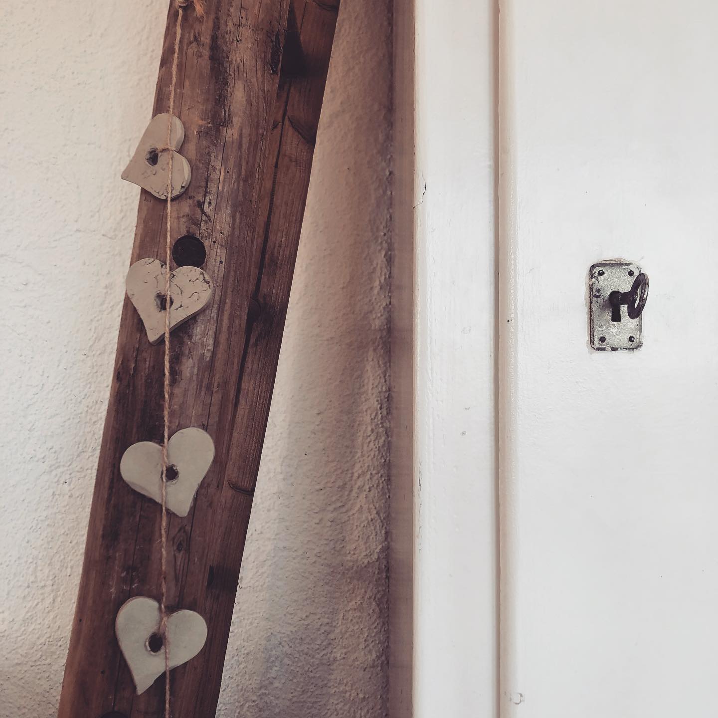 | Willensstarke Kinder und ihr Bedürfnis nach Mitbestimmung.
Mein Sohn sagte mir einmal ganz entrüstet: „Immer bestimmst du!“
Und so fühlen sich Kinder oft. Von A-Z fremdbestimmt.
Die Frage ist hier: Wo kann ich meinem Kind entgegen kommen? Oft haben willensstarke Kinder auch mindestens einen willensstarken Elternteil. Kontrolle abgeben ist nicht immer einfach. Wo kann ich als Vater und Mutter nachgeben? Das können kleine Sachen sein, wo man dem Kind die Wahl lassen kann und selber damit klarkommt, wenn es nicht nach dem eigenen Willen geht. Zum Beispiel:
- Schuhe selber aussuchen lassen.
- Welchen Znüni packen wir ein, A oder B?
- Ich gehe heute einkaufen, was könnten wir kochen?
- Putzen wir jetzt die Zähne, oder ziehst du zuerst das Pyjama an?
- Was für einen Ausflug möchtest du gerne machen?
- Möchtest du Müsli oder Brot zum Frühstück?
- Nimmst du den grünen oder den blauen Becher?
- Spielen wir zuerst ein Spiel zusammen und machen nachher jeder für sich Mittagspause oder umgekehrt?
- Machst du jetzt gleich Hausaufgaben oder brauchst du zuerst etwas zu essen?
- …
Oft sind solche „Wahllassen-Momente“ Türöffner zu einem kooperativen Verhalten, weil wir dem Kind signalisieren: Ich sehe dich! 🤍
.
.
.
.
#gemeinschaftsgefühl #mitbestimmen #alltagmitkindern #alltagmitkindern #familienalltag #bedürfnisorientiert #bedürfnisorientierteerziehung #bedürfnisorientierteelternschaft #elternsein #mama #mom #momlife #gleichwertig #mami #momof3 #kinderbegleiten #kindererziehung #elternberatung