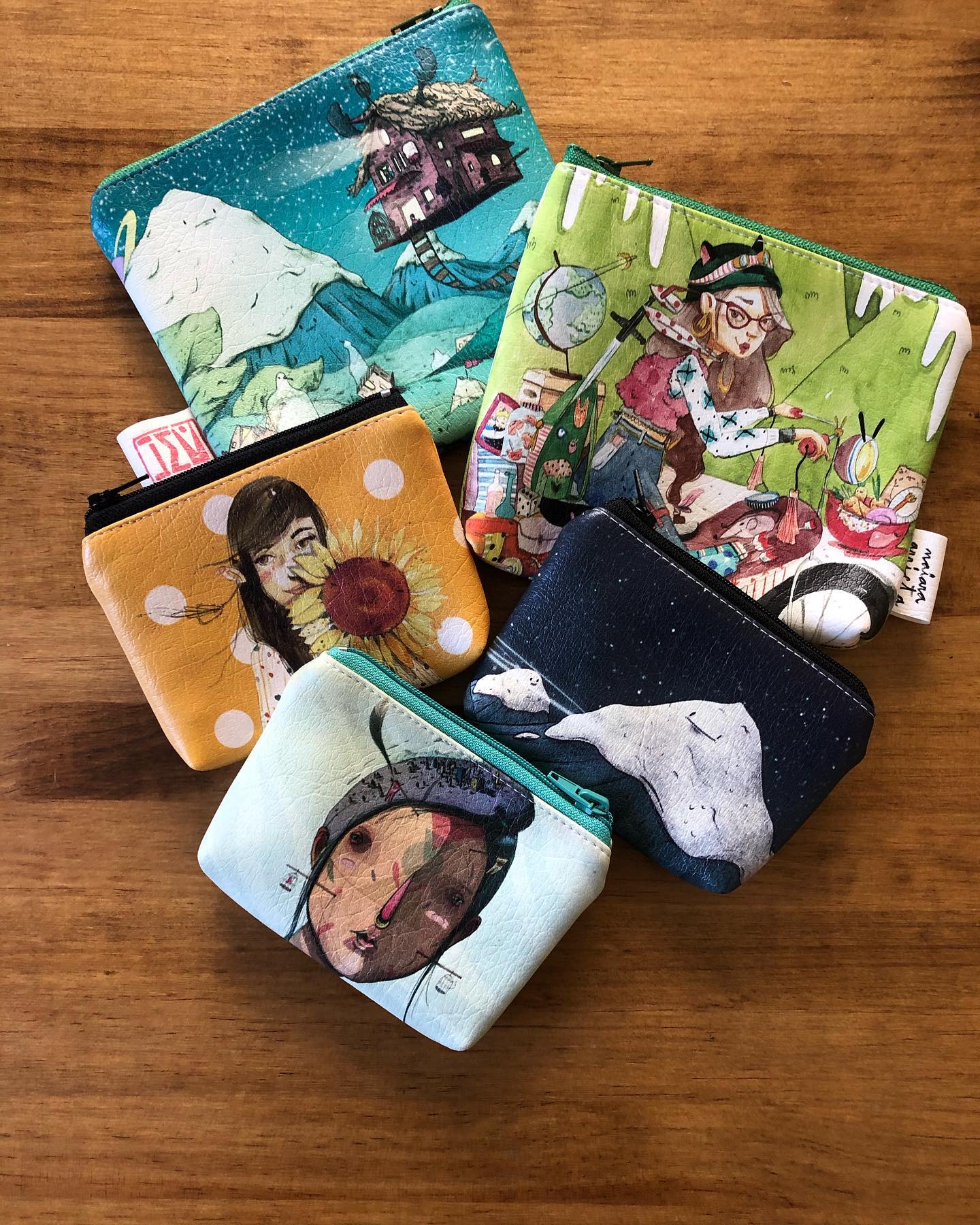 Solo faltan unos días para terminar la temporada de ferias. Sacamos muchos modelos nuevos en Noviembre convencidos de que vendríais a repetir, y así ha sido! Gracias por volver una y otra vez!!
Os esperamos en Logroño hasta el día 6 y en Donosti hasta el 8.
.
.
.
#dentrodellapicero #diseñadores #diseño #diseños #productolocal #productoreslocales #km0 #ecopiel #ecologico #dibujos #ilustraciones #acuarelas #regalosbonitos #diseñoespañol #madeinspain #hechoenespaña #impresiondigital #cosasbonitas #lovely #unico #unica #diferente #especial #naiaraarrieta #juanmamartin