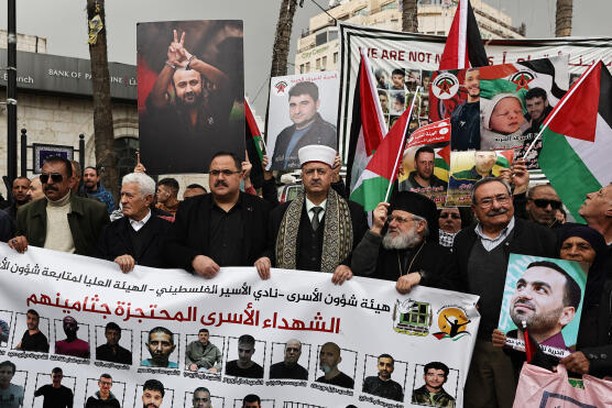 Lors d’une manifestation en soutien aux prisonniers palestiniens – parmi lesquels Marwan Barghouti –, à Ramallah, en Cisjordanie, le 27 février 2024. ZAIN JAAFAR / AFP