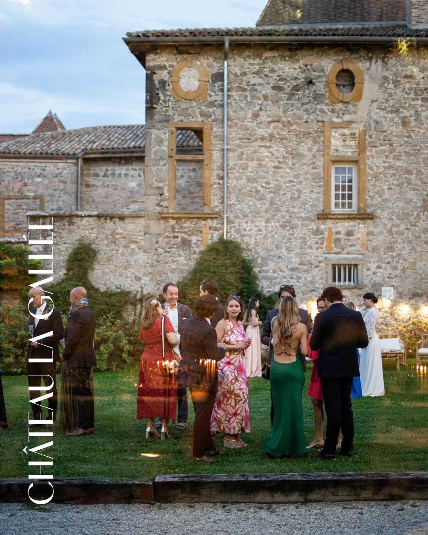 Mariage au @chateau_la_gallee
De la douceur du vin d’honneur à l’énergie de l’entrée en salle. Quelques discours, des rires et le dîner peut commencer ✨📸
#mariagelyon #photographemariage #photographemariagelyon #chateaulagallee #mariagechateau