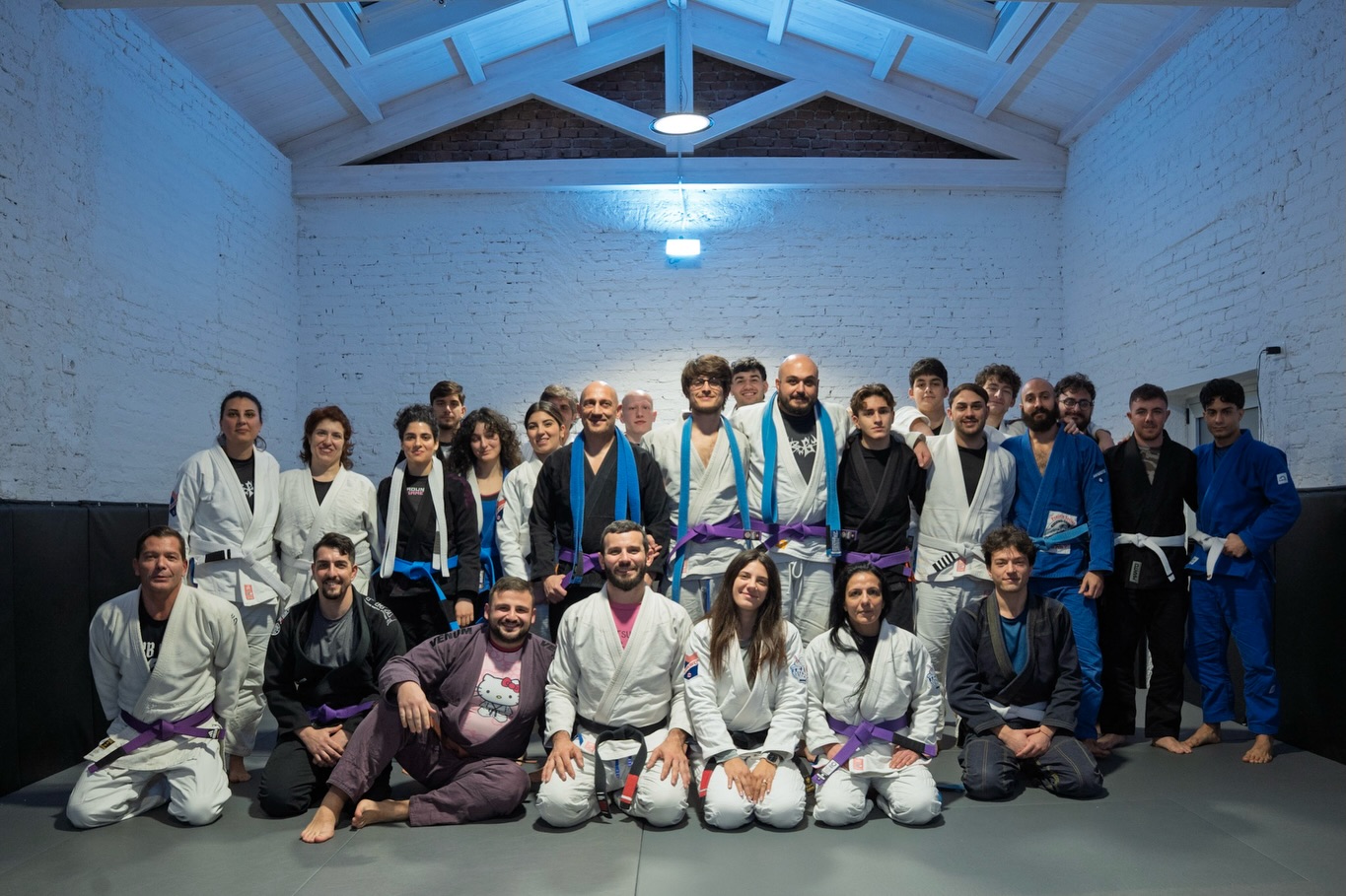 ❄️ JIUJITSU WINTER MEETING 2026 🥋
🌟 Giornata indimenticabile ieri in accademia.
Passaggi di grado, nuove cinture, sorrisi enormi, abbracci stretti e un sacco di orgoglio negli occhi.
Complimenti sinceri a ognuno di voi che ha conquistato questo traguardo: dal bianco che ha fatto i primi passi, al marrone che ha sudato litri per arrivare qui.
Avete meritato ogni singola striscia e ogni passaggio di cintura. 💪🥋
È bellissimo guardarvi crescere, non solo tecnicamente, ma come persone che vogliono migliorarsi ogni giorno sempre di piú.
E soprattutto è bellissimo vedervi diventare parte vera di questa FAMIGLIA .
Perché qui non siamo solo una palestra… siamo un vero TEAM.
Grazie a tutti per l’energia, il rispetto, la costanza e l’affetto che mettete ogni giorno.
Grazie per la vostra dedizione infinita.
Grazie alle famiglie che ci supportano da casa.
Ieri abbiamo festeggiato VOI.
Oggi continuiamo a costruire insieme.
MYB GYM è orgogliosa di ognuno di voi. ❤️
#mybgym #jiujitsu #grappling #mma #reggiocalabria