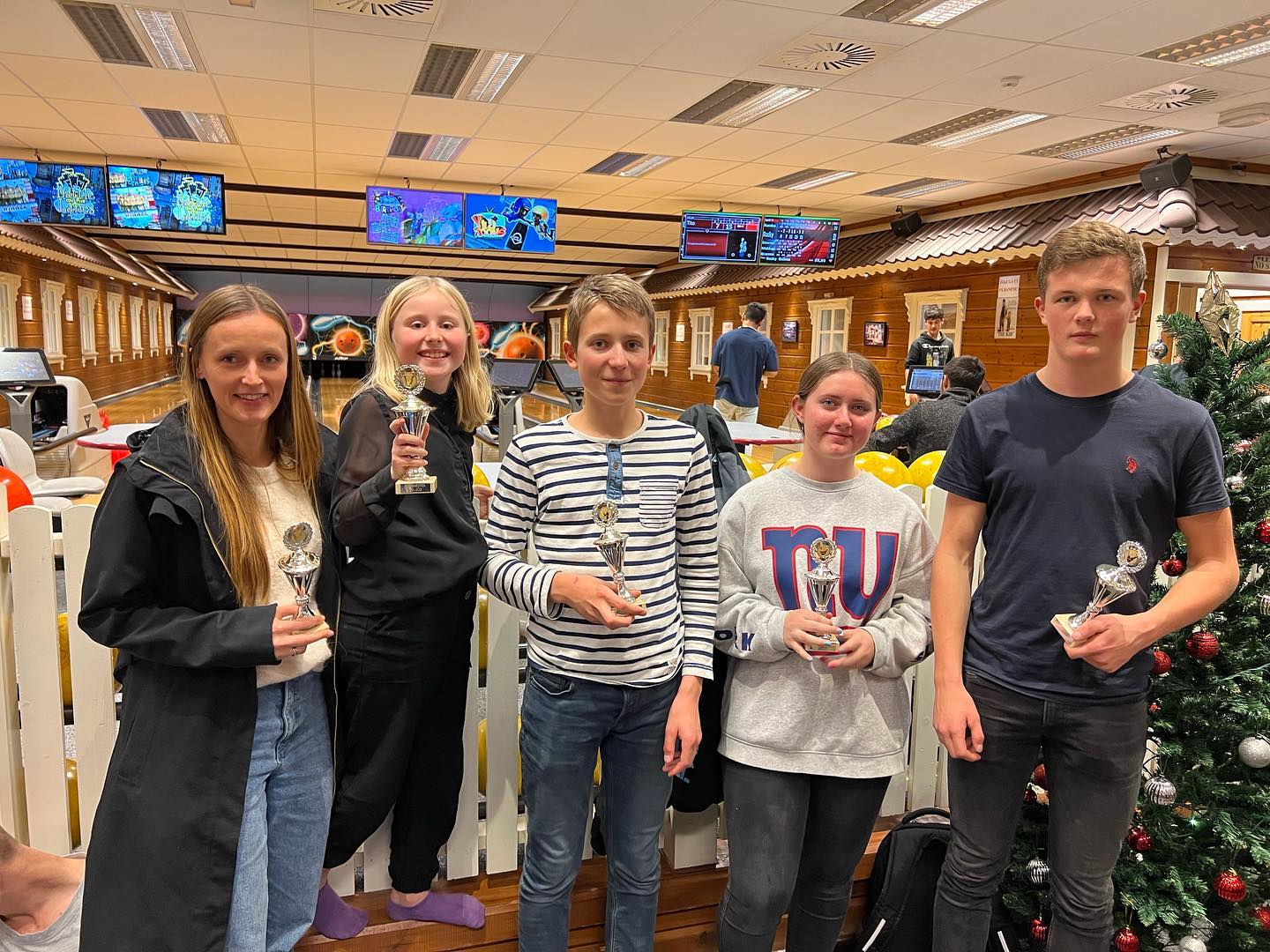 Klubbmesterskap i bowling må jo enhver kajakklubb ha. Samtlige baner på bowlinga i Lyngdal var booket, og etter tre timer ble vinnerne i 5 klasser kåret. -11 år, 12-13 år, 14-15 år, 16-19 år og 20+. I tillegg ble det trukket ute fine ekstrapremier fra @flekkefjordsparebank @johanosen05 @solvik_martin @iitsarwen #flekkefjordkajakklubb #padling #kajakk #flekkefjord
