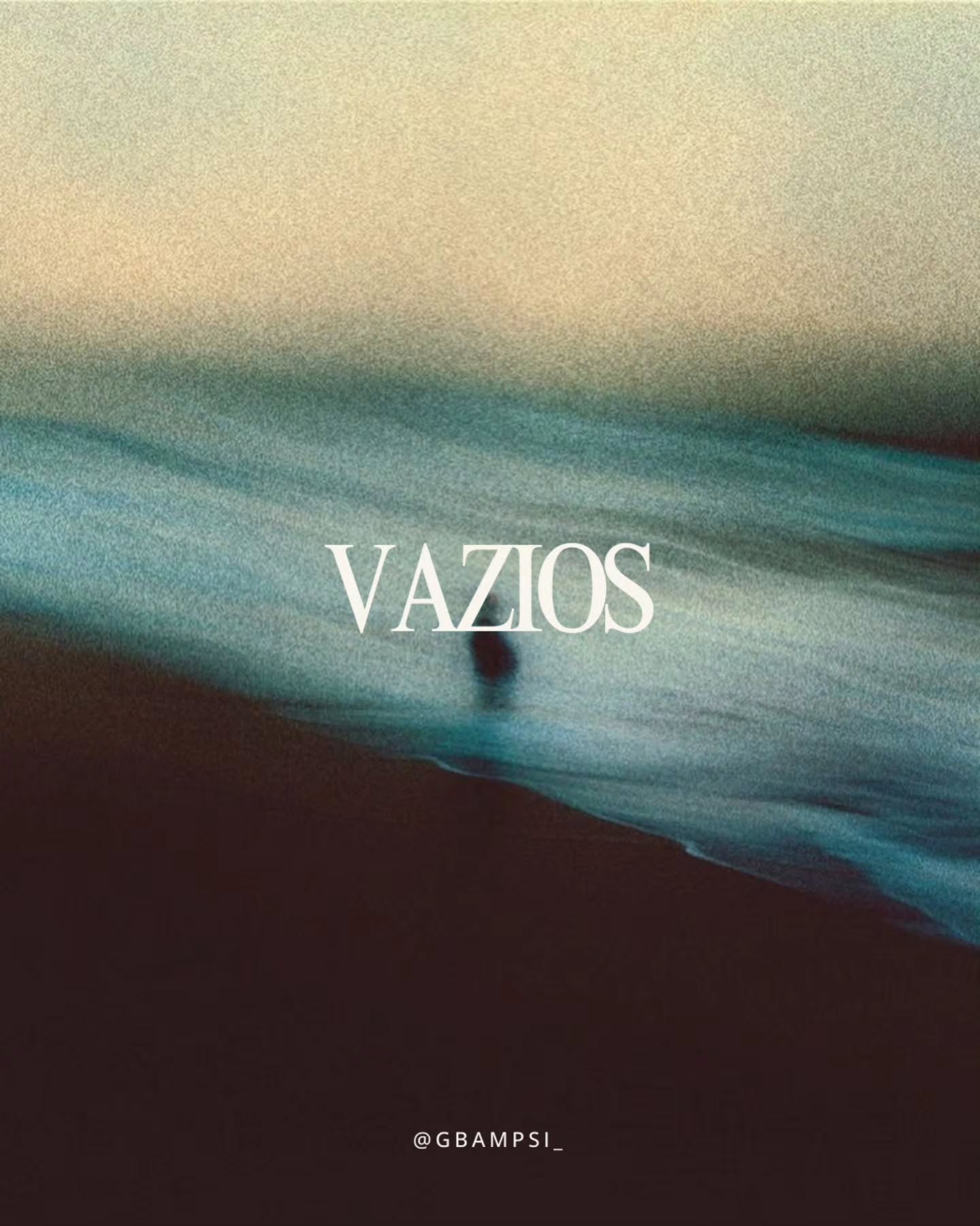 O vazio não é ausência, é presença sem forma. Ele aparece quando as palavras falham, quando os nomes não dão conta, quando aquilo que somos escapa do que dizemos ser. Há vazios que nascem da perda, outros da escolha, e há aqueles que simplesmente existem, sem causa visível, como se a própria existência tivesse esquecido de se completar.
O vazio assusta porque não promete nada: não consola, não explica, ele apenas fica. Mas é nele que algo começa a se mover, porque onde tudo está cheio nada pode nascer; só o vazio permite o gesto, o passo, a invenção. Viver é aprender a caminhar com vazios dentro, não para fechá-los, mas para não ser engolido por eles. Quem tenta se completar demais se torna rígido; quem aceita o vazio permanece possível. O vazio não é falta de sentido, é o espaço onde o sentido ainda não decidiu nascer.
Talvez seja isso que a terapia ofereça: não respostas prontas, mas um lugar onde o vazio pode existir sem pressa de virar outra coisa.