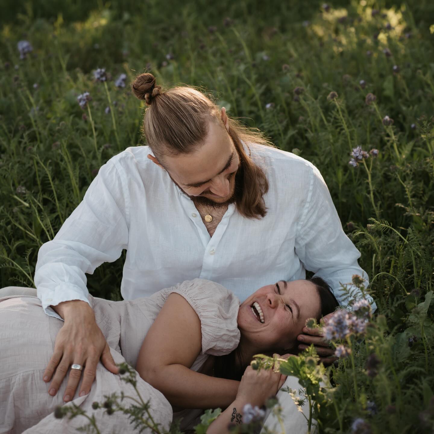 Echt statt perfekt.
Lautes Lachen statt steifer Posen.
Genau so fühlt sich Liebe an ✨
Danke für euer Vertrauen liebe Tamara @_studio.noa
übrigens gerne mal auf ihrem Profil vorbeischauen, positive Impulse garantiert 💕
#paarshooting #aschaffenburg #goldenhourlight #fortinaphotography