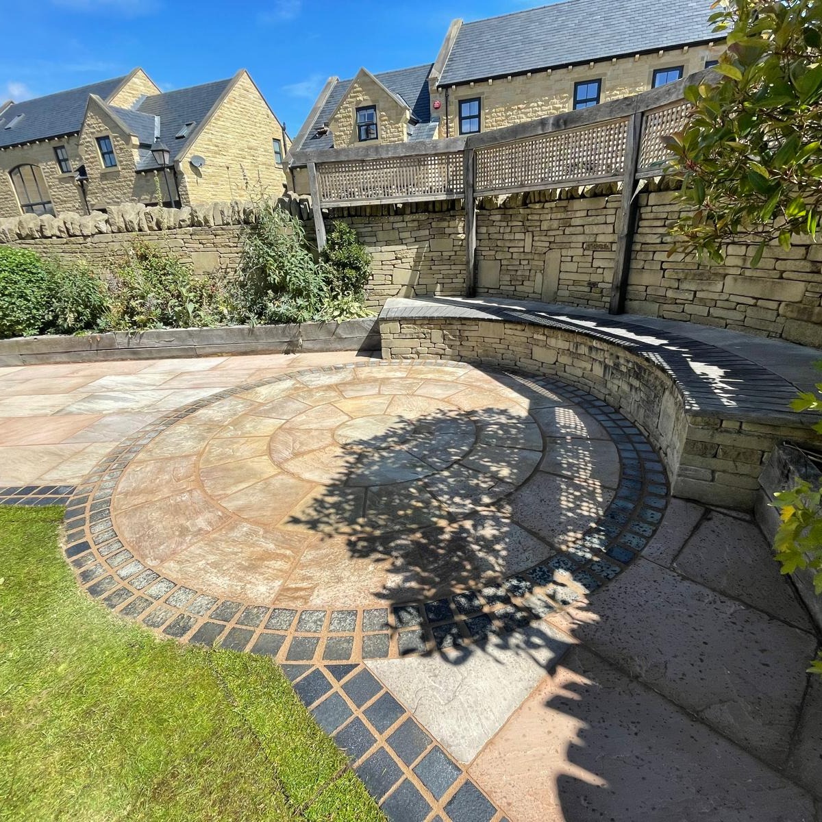 A really simple and effective traditional garden with built-in seating.
Using cost effective indian stone and cobble set edging.