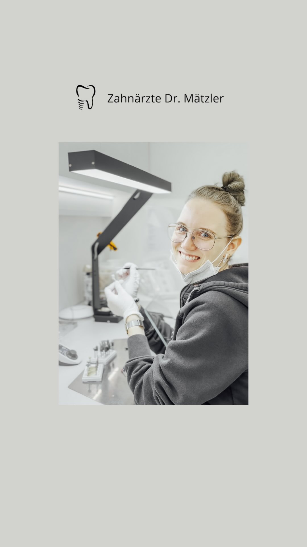 // 𝗨𝗻𝘀𝗲𝗿 𝗧𝗲𝗮𝗺 – 𝗧𝗲𝗶𝗹 𝟮 ✨🦷🤝
Ein starkes Team lebt von Vielfalt, Zusammenhalt und Vertrauen.
Heute stellen wir euch den zweiten Teil unseres Teams vor!
#drmätzler #zahnarzt #dornbirn #zahnarztpraxis #zahnarztpraxisdornbirn #zahnarztdornbirn #zahnarztpraxisteam