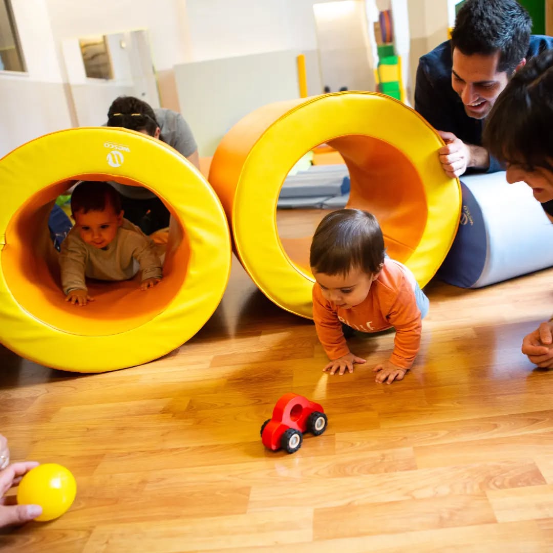 Grups Psicomotricitat en família sessions de TARDA🤸🏻♀️🤸🏼🤸🏻♂️
Dilluns de 15.30h a 16.30h de la tarda
Dilluns de 16.30h a 17.30h de la tarda
Dimarts de 16.15h a 17.15h de la tarda
Dijous de 17.30h a 18.30h de la tarda
Preu: 20€ per sessió
Espai de joc compartit a la sala de Psicomotricitat i amb un psicomotricista dins de la sala.
De gatejadors a 36 mesos.
Places limitades: mínim 5 famílies, màxim 7 famílies per sessió.
Inici sessions al Febrer.
Inscripcions per WhatsApp 665 60 14 95
El taller d’exploradors és un espai de joc, moviments i experiències conjuntes que oferim als nens i nenes i al seu/seva familiar vinculant dins de la sala de psicomotricitat. Hem creat un espai segur per a cada nen i nena, depenent de les diferents mobilitats que tinguin. Podran experimentar amb el cos, amb els materials adequats i amb el vincle amb l'adult. Sempre amb un/a especialista psicomotriu que guiarà i ajudarà a reforçar les activitats i propostes.
Escriu-nos per privat per fer la vostra inscripció! 🙌🏻