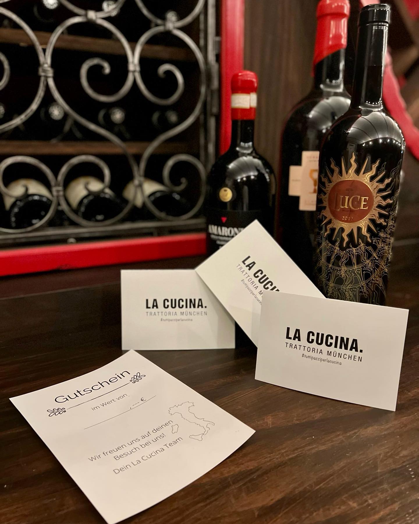 Ciao Ragazzi 😎 Verschenkt mit unseren neuen Gutscheinen eine kulinarische Reise nach Bella Italia 🇮🇹. Die Gutscheine bekommt ihr bei uns im Restaurant 🤌🏼 A dopo ☀️ #tuttipazziperlacucina #italianfoodmunich #restaurantsmünchen #pizzapastaandmore #lacucina #münchen #geheimtippmünchen