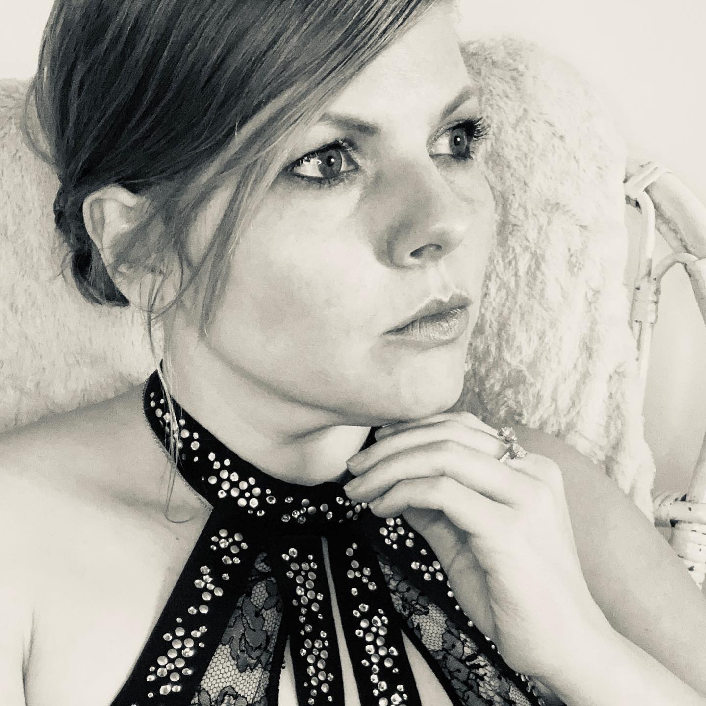 My face carries all my memories. Why would i erase them?
De lijnen van ons leven!
Waar leiden die van jou naartoe?
En welk verhaal vertellen ze?
Mooie herinneringen die in deze lijnen verscholen zitten.
Ze hebben alles gezien, je verdriet, je vreugde, je pijn, je dankbaarheid.
Neem nou je kraaienpootjes,
Deze lijntjes herinneren ons aan het grote plezier dat ons gegeven is. Je weet wel van die momenten dat je wangen gewoon pijn deden van het lachen.
De rimpels tussen je wenkbrauwen.
Ze tekenen de zorgen en lasten de je op je schouders hebt genomen, nooit bedoelt om alleen gedragen te worden door jou.
Ze herinneren ons eraan hoe belangrijk het is deze zorgen los te laten.
De lijntjes om je lippen,
Ze tekenen je glimlach, niks mooiers dan dat!
Kijk eens verder dan de lijn zelf, zie de schoonheid, zie het verlies, zie de groei en koester de prachtige verhalen die ze vertellen.
Omarm je leeftijd,
Want zonder dat zou je er gewoonweg niet zijn.
De lijnen van het leven zijn je liefde waard!
Ze hebben je gevormd naar hoe je nu als persoon bent. Jouw lijnen zijn jouw bewijs van je kracht, je schoonheid, je weerstand, je struggles en alle geschenken die het leven je tot nu toe heeft gegeven.
Ze zijn gevormd, net als je ziel.
Ze zijn zichtbaarder geworden, net als je hart.
Ze zijn door de jaren verder gegroeid, net zoals jij als persoon.
De lijnen van het leven onthullen jouw reis, de diepe dalen en de hoge bergen.
Ze liegen niet ook al zou je het misschien graag willen.
Ze onthullen de diepte van je emoties, of het nu gaat om angst of het pure geluk.
Je draagt je lijnen van het leven altijd bij je.
Het gezicht weerspiegelt je innerlijke wereld,
Je gemaakte keuzes, de emoties die je gevoeld hebt, de zorgen die je beleeft hebt.
Als je in spiegel kijkt en je lijnen het enige zijn wat je opvalt in je gezicht, kijk langer en verder.
Kijk met compassie naar iedere lijn, de herinnering die je ermee gemaakt hebt, en het verhaal dat het verteld.
De lijnen van je leven zijn niet gevormd om uitgewist te worden. Deze lijnen, dit leven is gevormd om het omarmen en ervan te houden.
Embrace your natural beauty💞
Liefs, Marlie 💋
www.marliehbt.com