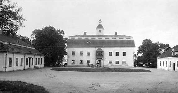 ⚔️ Bjärka-Säbys historia ⚔️
Per Nilsson Natt och Dag började 1632 bygga sätesgårdsbyggnaden vid Rengens strand som idag kallas Gamla Slottet. Då han själv deltog i 30-åriga kriget fick hans hustru Sofia Christina Stenbock fullfölja bygget. Deras vapen finns ovanför Gamla Slottets port. Släkten Natt och Dag innehade egendomen i fem generationer.
Mot slutet av 1600-talet, under Karl XI:s reduktion, råkade sonen Carl Persson Natt och Dag i ekonomiska svårigheter och tvingades överlåta godset till Germund Cederhielm, vars son var gift med Carl Perssons dotter.
Germund Cederhielm byggde kring 1704 de timrade karolinska flyglarna som ännu idag flankerar Gamla Slottet. Den södra blev bostad och är så alltjämnt, den norra blev ekonomibyggnad och har inrymt bland annat gårdens kontor. Själva slottet fick i fortsättningen tjänstgöra som gästhus!
Efter familjen Cederhielm gick egendomen år 1841 genom arv till släkterna Sparre och von Salza.
1868 köptes Bjärka-Säby av konsul Oscar Ekman och är alltjämt i familjens ägo.
1882 instiftades en lantbruksskola på Bjärka-Säby. Ett 25-tal lantbrukselever, ca 10 ladugårdselever och 6-8 mejerskor utbildades årligen på Gamla Slottet.
1932 brann slottet och vid återställandet slopades mejeriet.
1955 lades skolan ner och Domänverket hyrde Gamla Slottet i tio år framåt då man bedrev skogvaktarutbildning.
Från 1976 och fram till 2000 har Gamla Slottet varje november månad – när mörkret är som tätast – haft en julutställning med uppemot 25000 besökare från hela landet. Många kommer ihåg ”jul på Bjärka-Säby” som en mycket stämningsfull, annorlunda julmarknad.
Tack vare sin renovering framstår Gamla Slottet vackrare än någonsin som ett stolt exempel på svensk 1600-talsarkitektur.