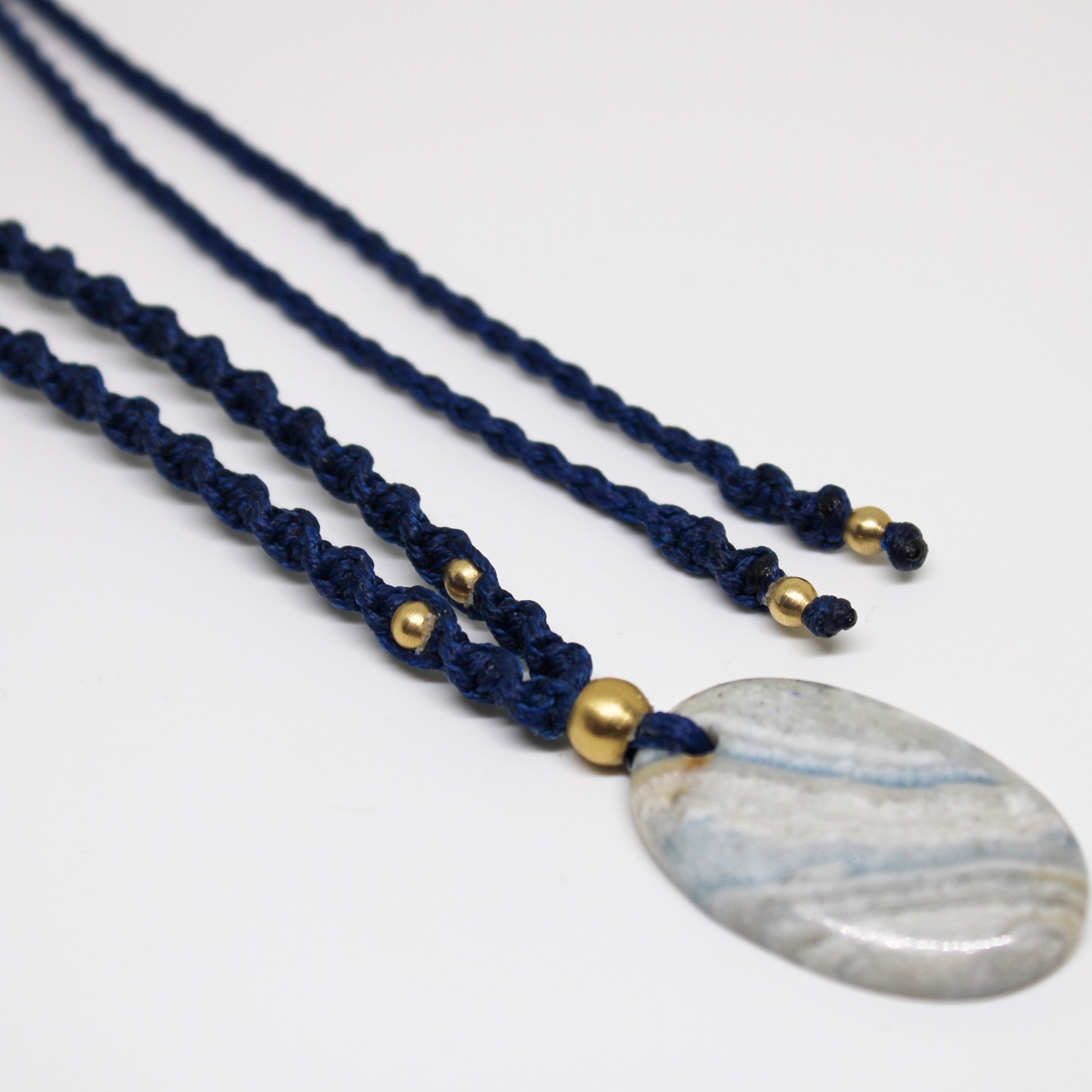 New. Elegante Halskette mit Blau Scheelit Edelstein. Das und andere Produckte finden Sie in meiner Online-Shop www.macram.ch