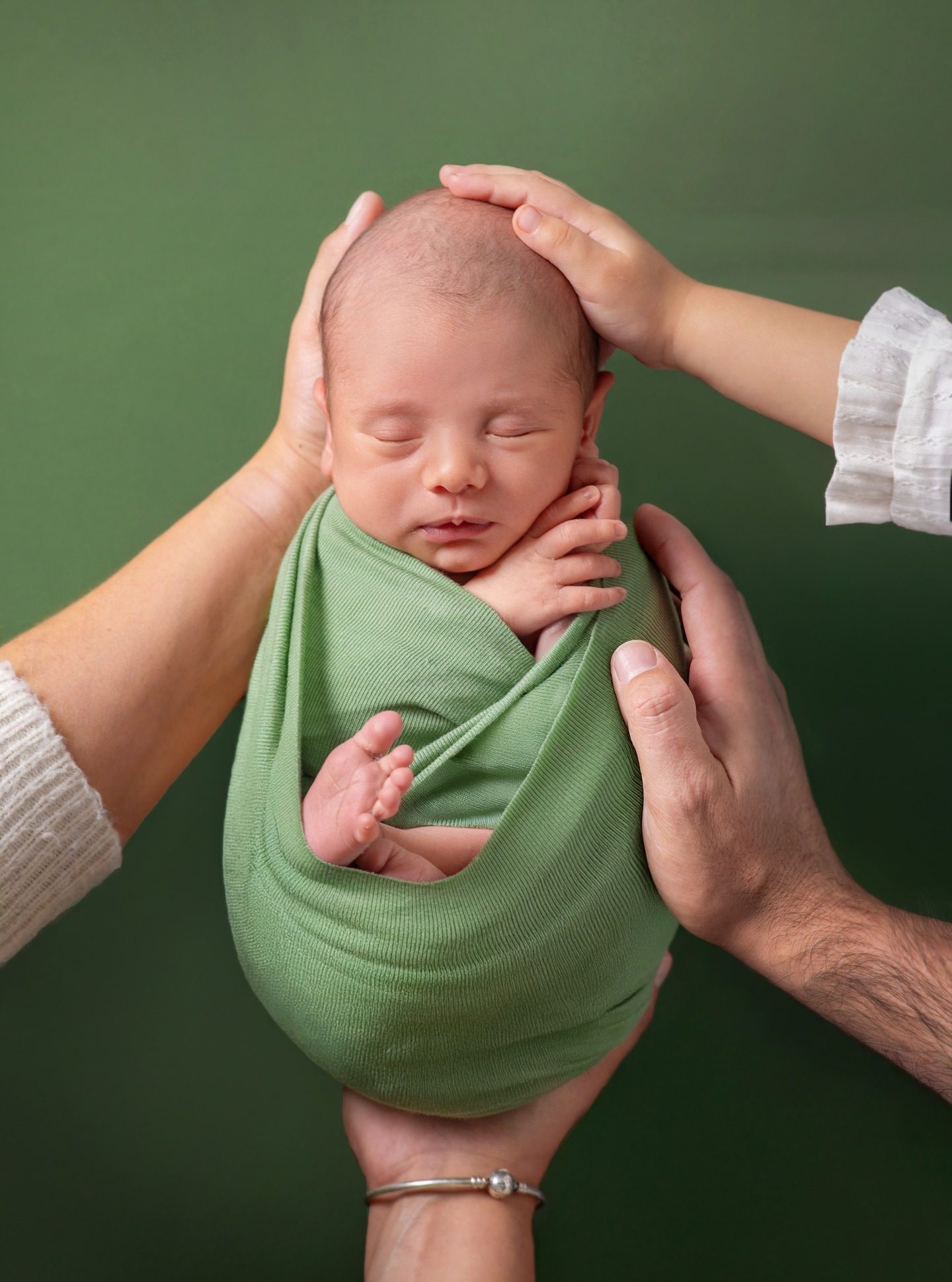 Uno de los momentos más importantes en una familia es la llegada de un nuevo integrante, de un hijo, un hermanito, un nieto... alguien que llega para revolver cada rincón de la casa, una explosión de nuevas experiencias y sobre todo de mucho amor.
.
.
.
.#newbornphotography #fotografianewborn #reciennacido #sesionnewborn #babyphotography #newbornart #fotografiadebebes #maternidad #newbornsession #babylove #fotografiainfantil #primerosdias #fotografiafamiliar