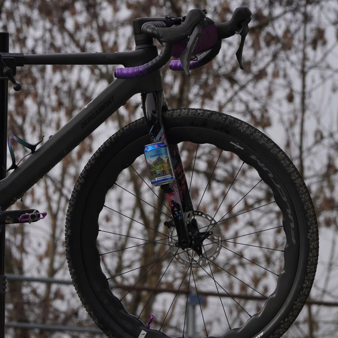 Wer würde nein sagen zu einem kühlen Quöllfrisch nach dem Graveln
Hier etwas Einzigartiges.
E-Gravel von @bergamontbicycles mit dem @tq_ebike Motor.
Taschen von @almsthre und Garmin Halter von @canecreekusa
Carbon Laufräder von @fulcrum_wheels.
Wenn du auch bock hast sowas zu fahren mit 13.9Kg dann schau bei uns in Herisau vorbei wit beraten dich gerne.
www.stoeri-herisau.ch
#gravelbike#mtbenduro#stoeri2radcenterherisau#ridelife