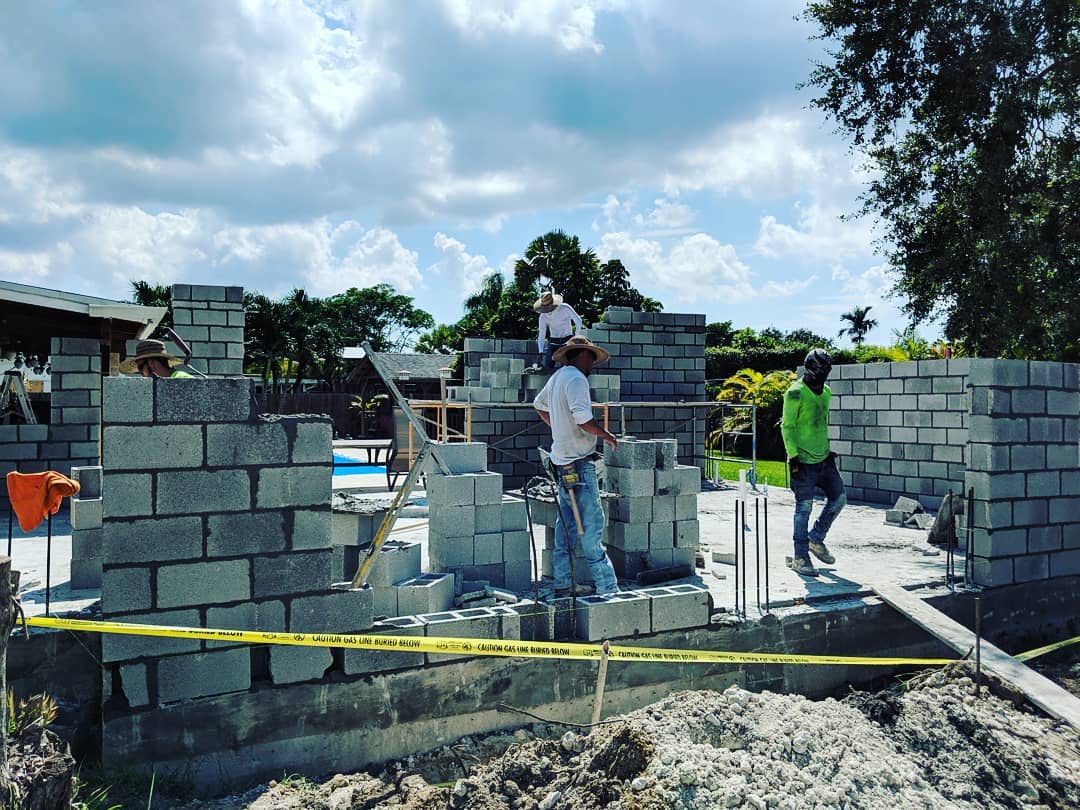 Going vertical on a beautiful Saturday morning 👷♂️🚧 #miamibuilders #miamiconstruction #contractorlife #construction #builditright