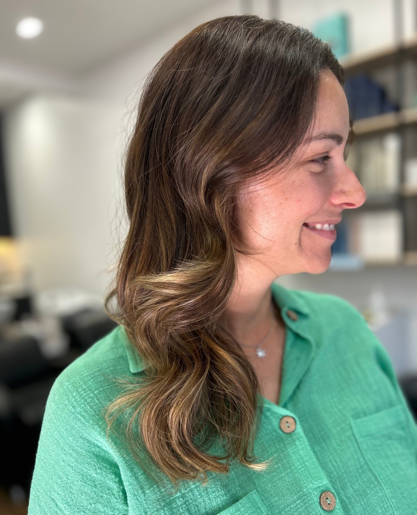 🌟 Soft, rich, and oh-so dreamy, this balayage masterpiece by Ross is here to give your hair that effortlessly chic look. Whether you're lounging at home or strutting your stuff on a night out, this colour is sure to turn heads. Book your appointment now at @rosstysonhairdressing and step into hair heaven! 💫✨
#balayage #balayagehair #softblends #livedincolour #subtlecolour #haircolour #vegan #crueltyfree #portmelbourne #portmelbournehairsalon #portmelbournebeach #portmelbournelife #southmelbourne #albertpark #baystreet #melbournehairsalon #richhair #waves #hairstyle #port3207 #supportsmallbusiness #smallbusinessmelbourne #supportlocal #shoplocal #bayside #baysidesalon 