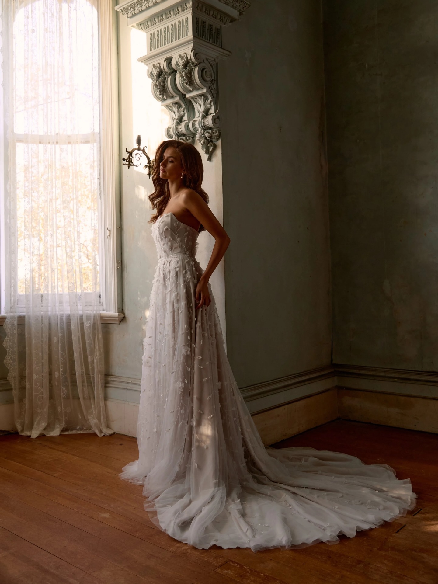 Effortless romance, the @annacampbellbridal way✨
Hand-beaded botanical details, a softly sculpted bodice, and layers that move with quiet drama. Designed for the bride who values craftsmanship, intention, and timeless elegance.
An experience worth traveling for.🤍 Find it at @senoiabridal
#SenoiaBridal #AnnaCampbellBride #LuxuryWeddingDress #BridalBoutique #AtlantaBride