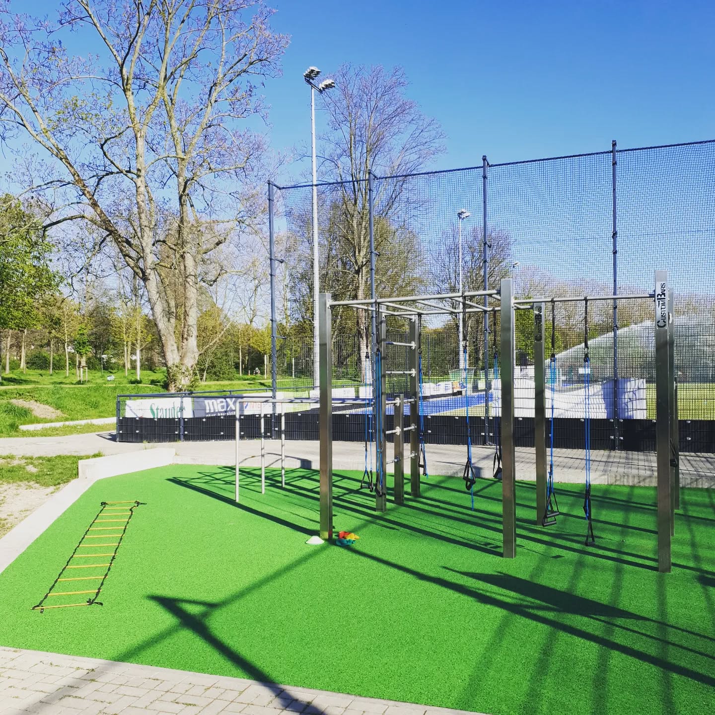 Neuer Boden, neue Übungen! Wir freuen uns sehr heute auf der neuen / alten Anlage Training zu machen. Danke @dsd_deinklub
Kommt noch dieses traumhafte Wetter dazu ...perfekt und bis gleich!
#outdoorfitness #aerosling #düsseldorfgrafenberg #burpees #liegestütze #outdoortraining