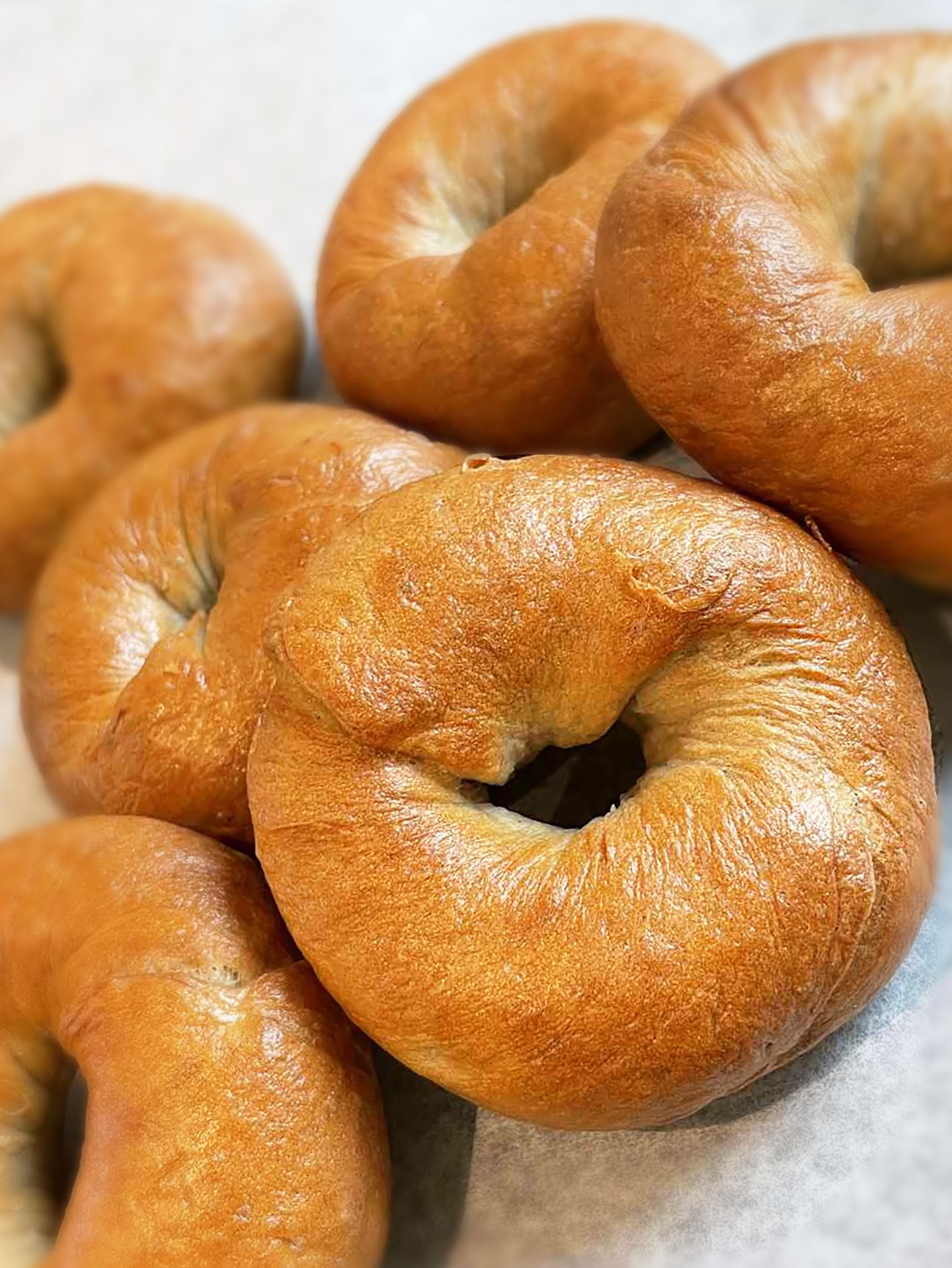 【そば粉の教室2月3月のお知らせ】
次回は《お料理の会》
「そば粉のベーグル&カブのそば粉クリームスープ」
2月開催に追加して3月にも同じ内容で開催することとなりました。
「そば粉100%のベーグル」は、講師 小池ともこさんの新しいオリジナルレシピ。
そば粉の味わいと香ばしさ、もっちりふんわりとした食感が魅力の唯一無二のベーグルです。
ヘルシーでありながら満足感たっぷり。
実習でつくったベーグルはお持ち帰り。
そのままでも、お好みの具材をサンドしても美味しくいただけます。
「カブのそば粉クリームスープ」は、そば粉でとろみをつけたやさしい味わいのスープです。
クリームスープのベースとなるそば粉のホワイトソースは、つくりやすくてアレンジもできるので、日々のお料理に取り入れてみたくなりますよ。
実習の後は、具材を挟んだそば粉のベーグルと実習でつくったスープを、季節のサラダなどと一緒にランチで召し上がっていただきます♪
そば粉の魅力を知りたい方、美味しさを味わいたい方、そば粉の世界にハマりたい方、ぜひお楽しみください。
ご参加お待ちしております。
*・・・*・・・*・・・*・・・*
【開催日時】
2月25日(水) 11:00-14:00
3月27日(金) 11:00-14:00
詳細、お申し込み、お申込み締め切は
プロフィールURLより
「イベントのご案内」をご覧ください。
@morinone.ks
◎3月はもうひとつ教室あります。
3月18日(水) 「そば粉の桜フロランタン」
近日中に改めてご案内します。
*・・・*・・・*・・・*・・・*
『そば粉100%を愉しむ教室』
講師は「そばの実カフェsora」の小池ともこさん。
@sobanomi_sora
グルテンを含まないそば粉の魅力と美味しさをお伝えし、そば粉100%を愉しんでいただく教室です。
《おやつの会》は、季節に合わせたそば粉のお菓子をつくって、おやつも楽しんでいただきます。
《お料理の会》 は、そば粉のパン、そば粉やそばの実を使ったお料理、十割手打ちそばなどをつくってランチで召し上がっていただきます。
魅力いっぱいのそば粉とそばの実を、日々の食卓にぜひ~♪
- - - - - - - - - - - - -
※写真はイメージです。実習で作るものは材料や仕上がりが異なることがあります。
#そば粉100%を愉しむ教室
#そば粉のベーグル
#そば粉のクリームスープ
#グルテンフリー
#そばの実カフェsora